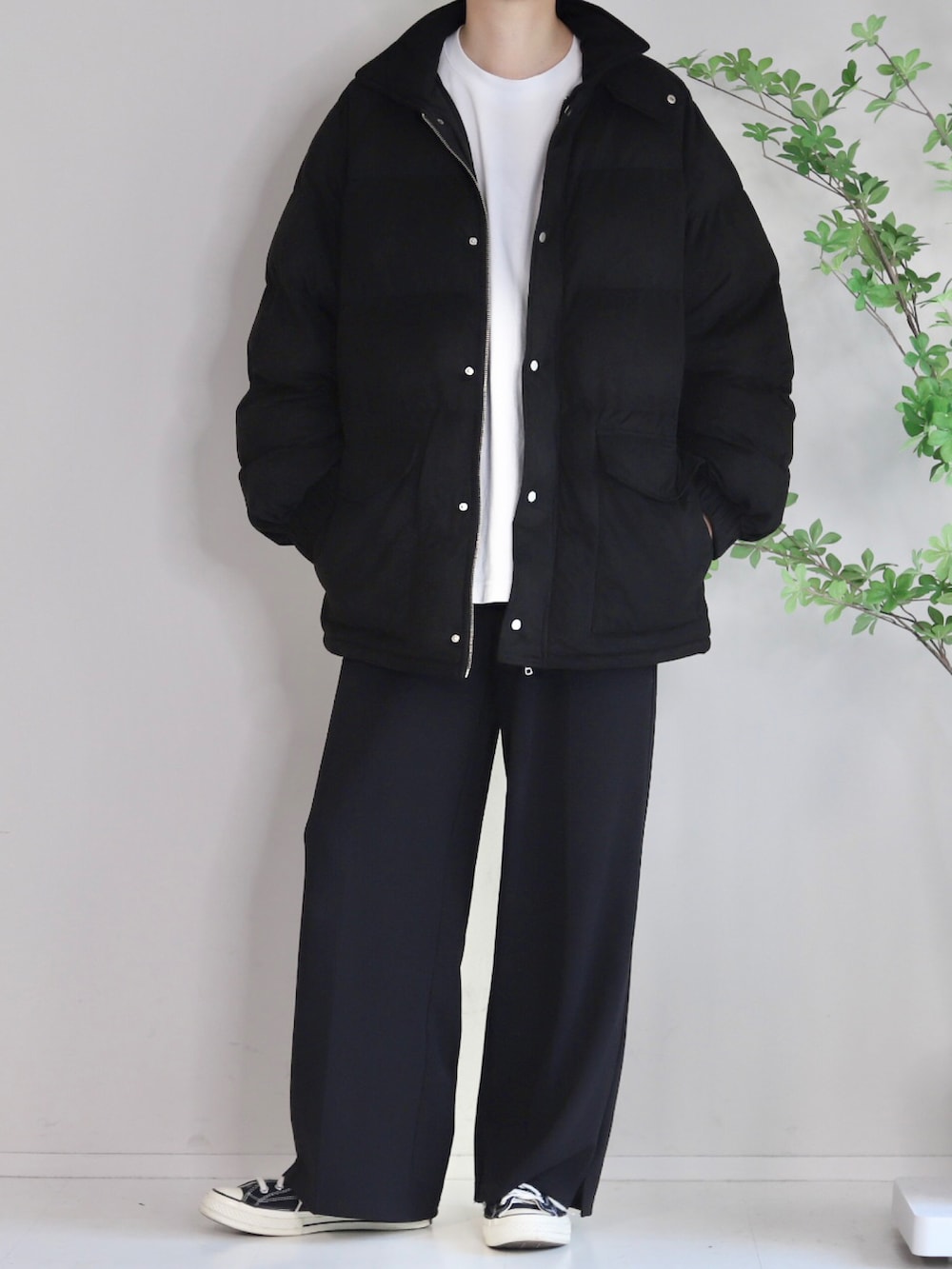 ブラック系のダウンジャケット/コート、その他のダウンジャケット/コート、ブラック系のスラックスを着用したメンズの秋コーディネートの3枚目の写真