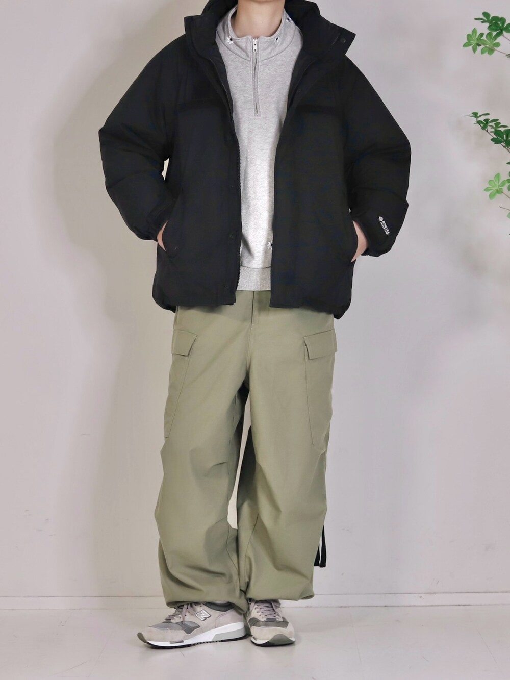 「オトナカジュアル、シンプルスタイル、ダウンジャケット、ゴアテックス、GORE-TEX、カーゴパンツ、パラシュートパンツ、WONDER WONDER、ワンダーワンダー、ミリタリーパンツ、ハーフジップ、スウェット、キャップ、キャップコーデ、New Balance」｜「WONDER WONDERの紐付きワイドカーゴパンツ / cord wide cargo pants（カーゴパンツ、グリーン系）」を使った、Mr.SZKさん（メンズ・177cm）の冬コーディネートの2枚目の写真