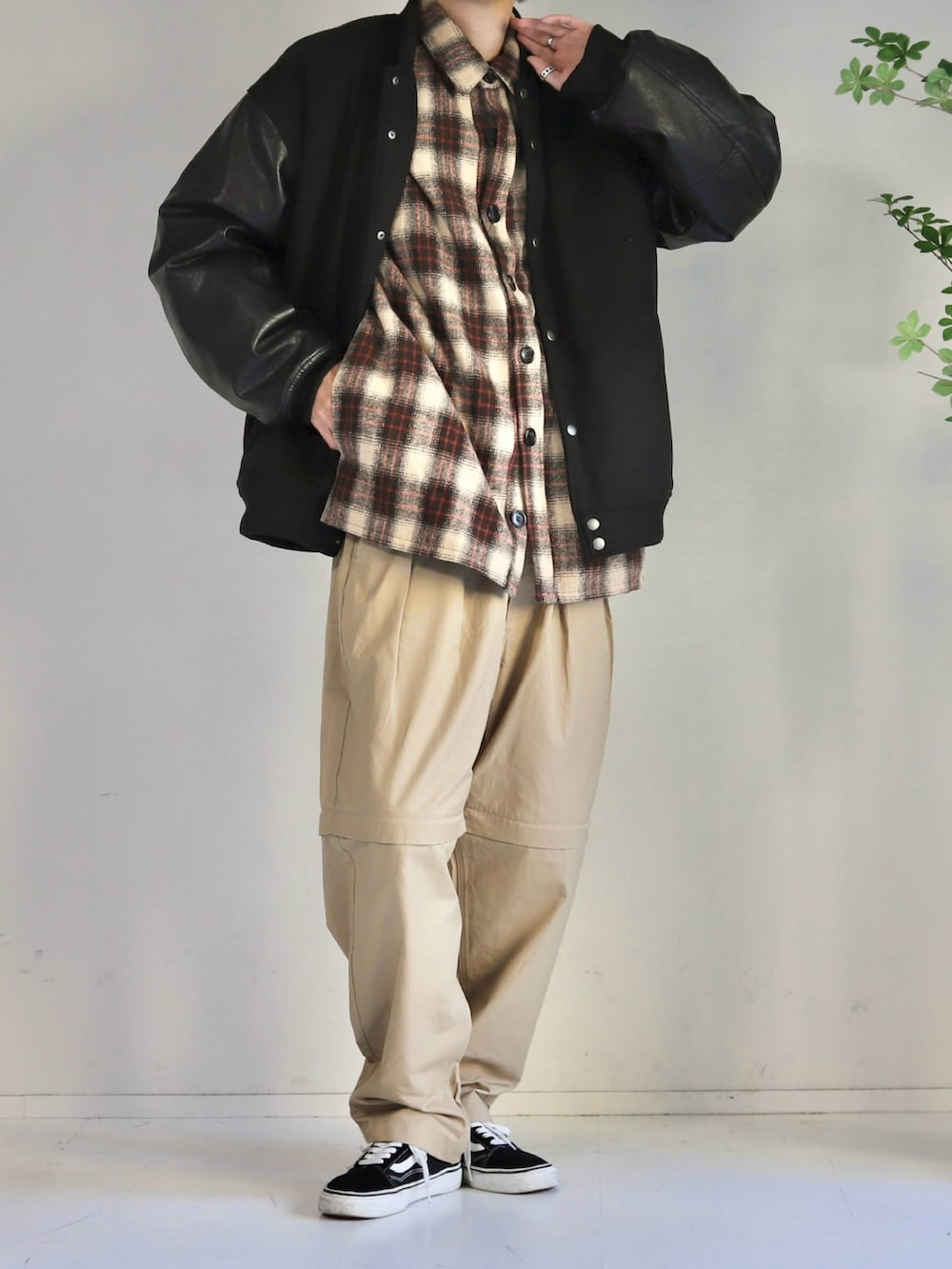 「アメカジ、ワイドパンツ、チェックシャツ、ネルシャツ、VANS、スニーカー、スニーカーコーデ、VANSのスニーカー、カジュアルコーデ、カジュアル、シンプルコーデ、休日スタイル、アメカジコーデ、シャツスタイル、スタジャン」｜「AIVERのAIVER　ソリッドビッグスタジャン（スタジャン、ブラック系）」を使った、Mr.SZKさん（メンズ・177cm）の春コーディネートの2枚目の写真