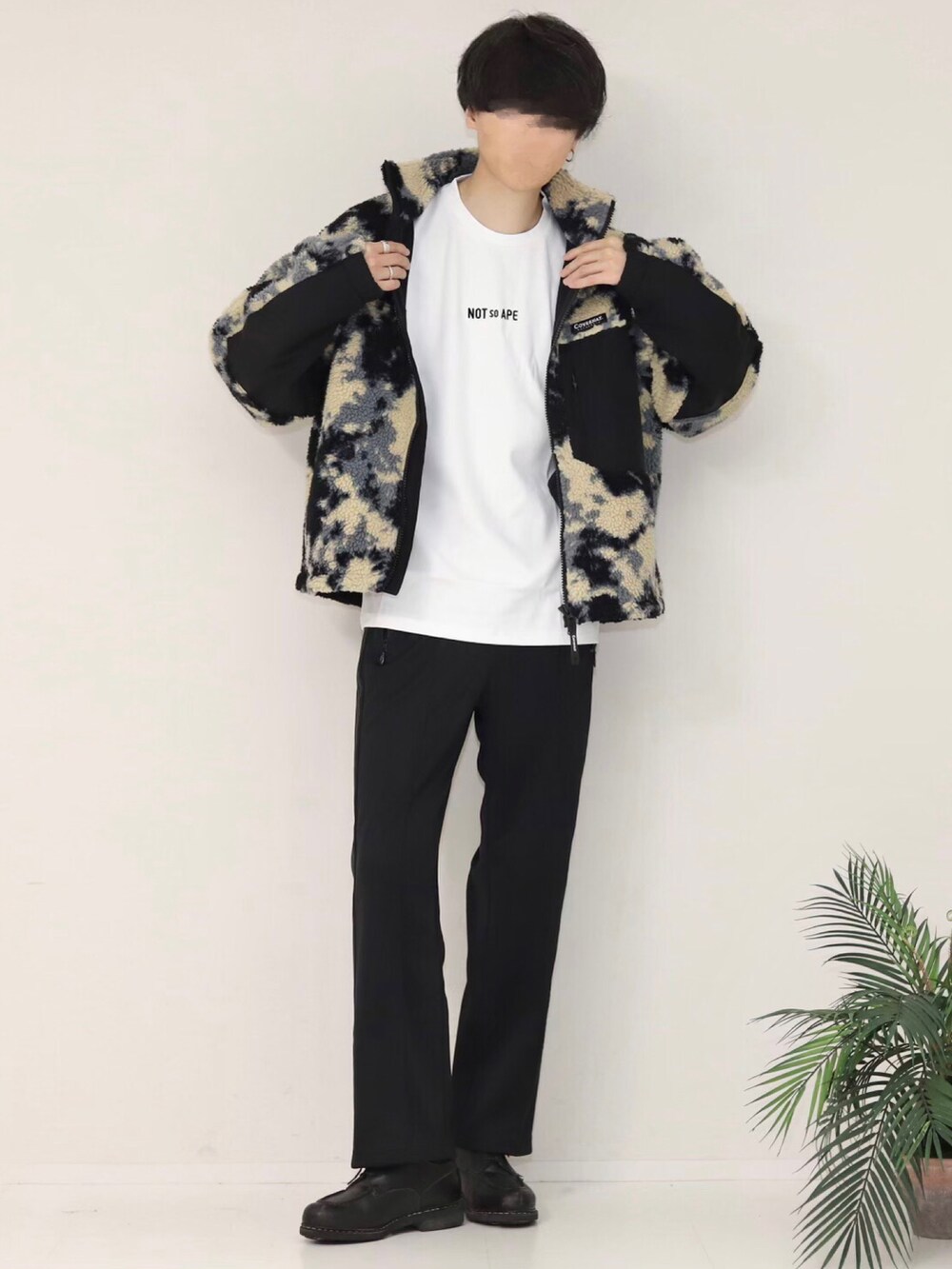 「白Tシャツ、nsa、perky_room、ノットソーエイプ、not so ape、ラインパンツ、トラックパンツ、春コーデ、シンプルコーデ、シンプルスタイル、着回しコーデ、着回し、着回し抜群、白シャツ、カジュアル」|「Not So ApeのNOT so APE テキスト Tシャツ(Tシャツ/カットソー、ホワイト系)」を使った、Mr.SZKさん(メンズ・177cm)の冬コーディネートの2枚目の写真