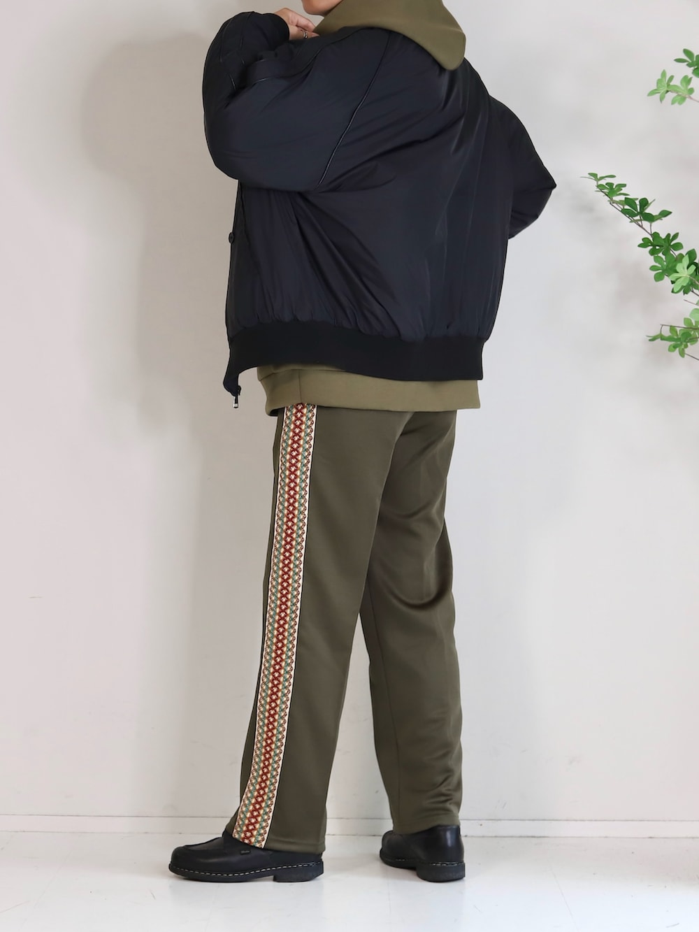 「ラインパンツ、トラックパンツ、ジャージ、ジャージーパンツ、サイドライン、パーカー、パーカーコーデ、フード、MA-1、ボンバージャケット、フライトジャケット、WONDER WONDER、ワンダーワンダー、ダウンジャケット、パイピング」|「WONDER WONDERのパイピングラインMA-1ブルゾン(ブルゾン、ブラック系)」を使った、Mr.SZKさん(メンズ・177cm)の冬コーディネートの2枚目の写真