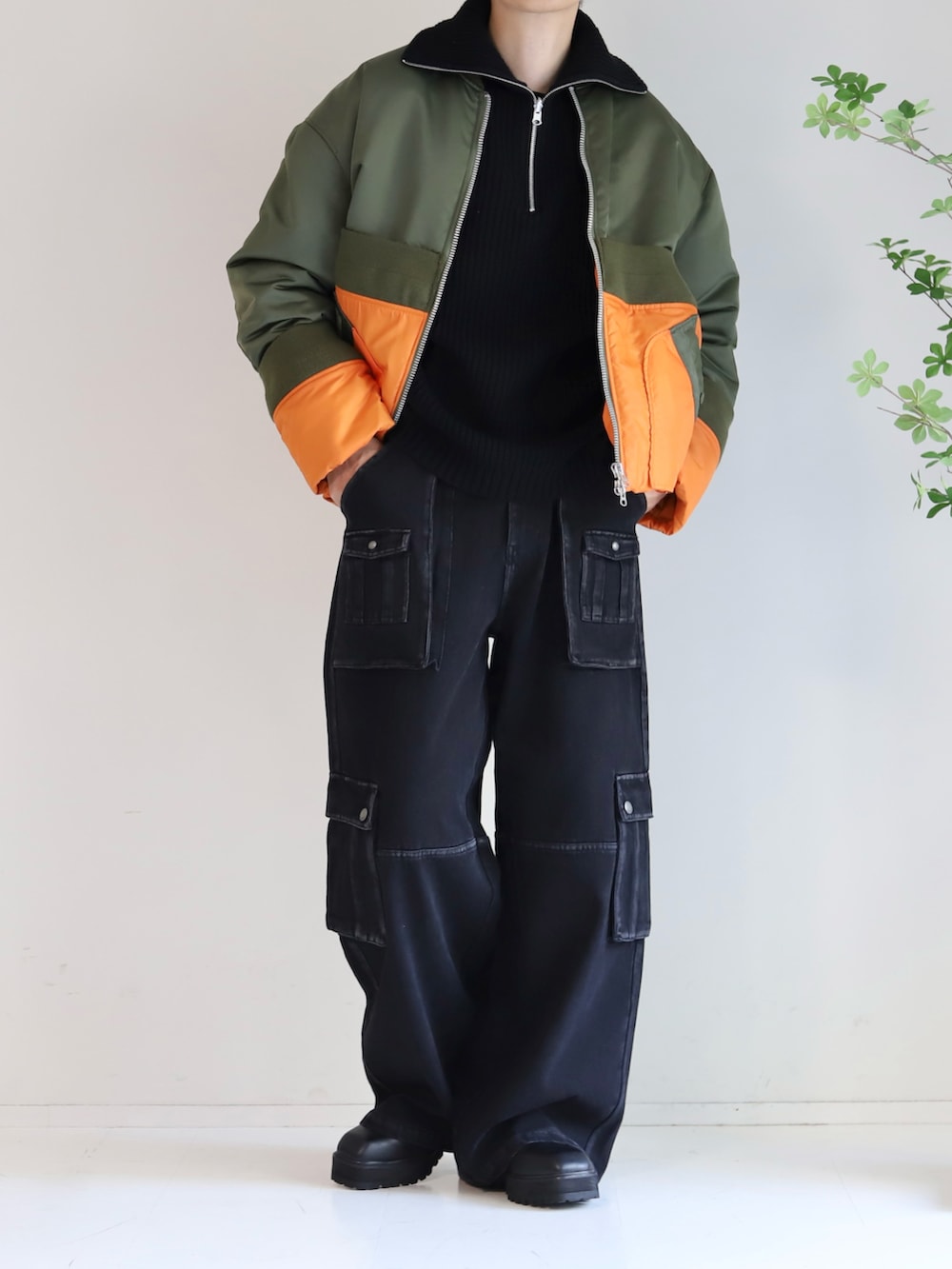 ブラック系のニット/セーター、ブラック系のブーツ、ブラック系のデニムパンツを着用したメンズの冬コーディネートの3枚目の写真