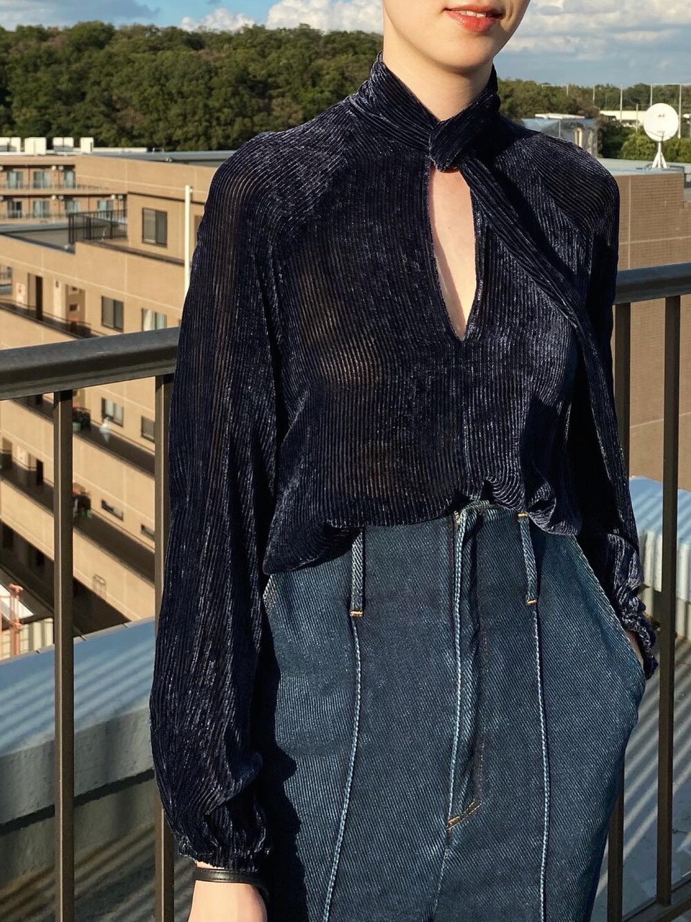 ブルー系のデニムパンツ、ブルー系のシャツ/ブラウス、ブラック系のショルダーバッグを着用したレディースの秋コーディネートの3枚目の写真