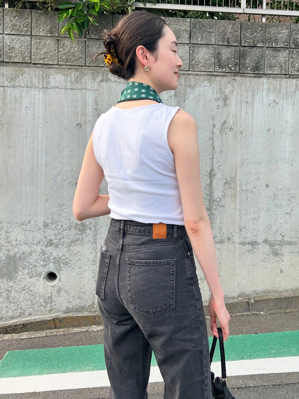 ブラック系のショルダーバッグ、ブラック系のバレエシューズを着用したレディースの夏コーディネートの4枚目の写真