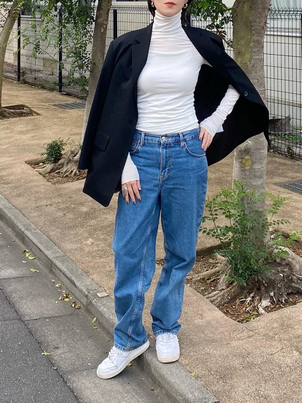 ブラック系のジャケット/アウター、ホワイト系のTシャツ/カットソー、ブラック系のバッグを着用したレディースの秋コーディネートの3枚目の写真