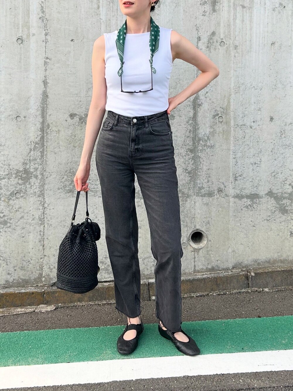 ブラック系のショルダーバッグ、ブラック系のバレエシューズを着用したレディースの夏コーディネートの3枚目の写真