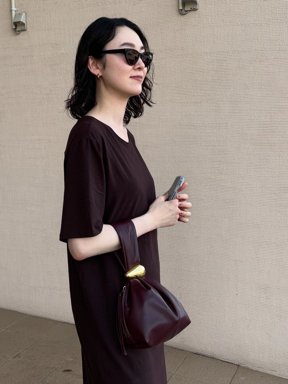 ブラウン系のワンピース/ドレス、ホワイト系のスニーカー、ホワイト系のソックス/靴下を着用したレディースの夏コーディネートの4枚目の写真