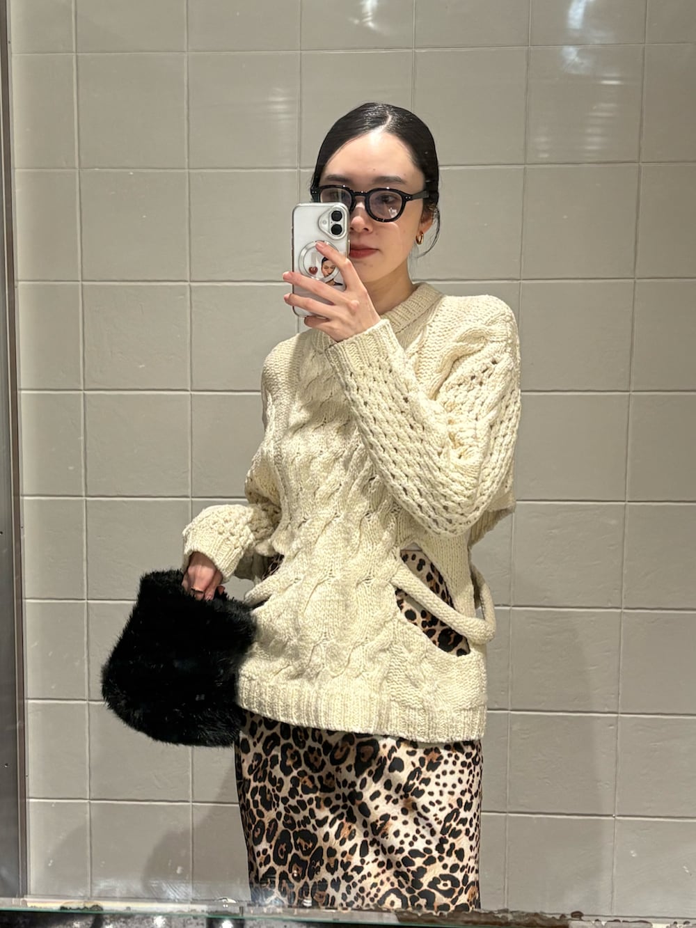 ブラウン系のジャケット/アウター、ブラウン系のバッグ、ブラック系のブーツを着用したレディースの冬コーディネートの4枚目の写真