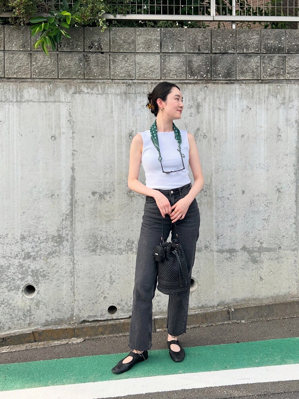 ブラック系のショルダーバッグ、ブラック系のバレエシューズを着用したレディースの夏コーディネートの2枚目の写真