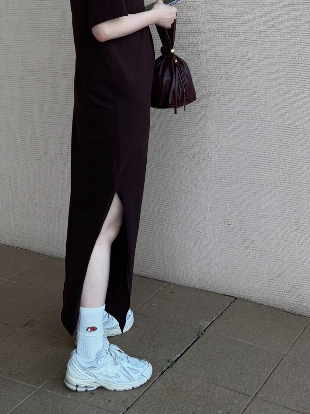 ブラウン系のワンピース/ドレス、ホワイト系のスニーカー、ホワイト系のソックス/靴下を着用したレディースの夏コーディネートの3枚目の写真