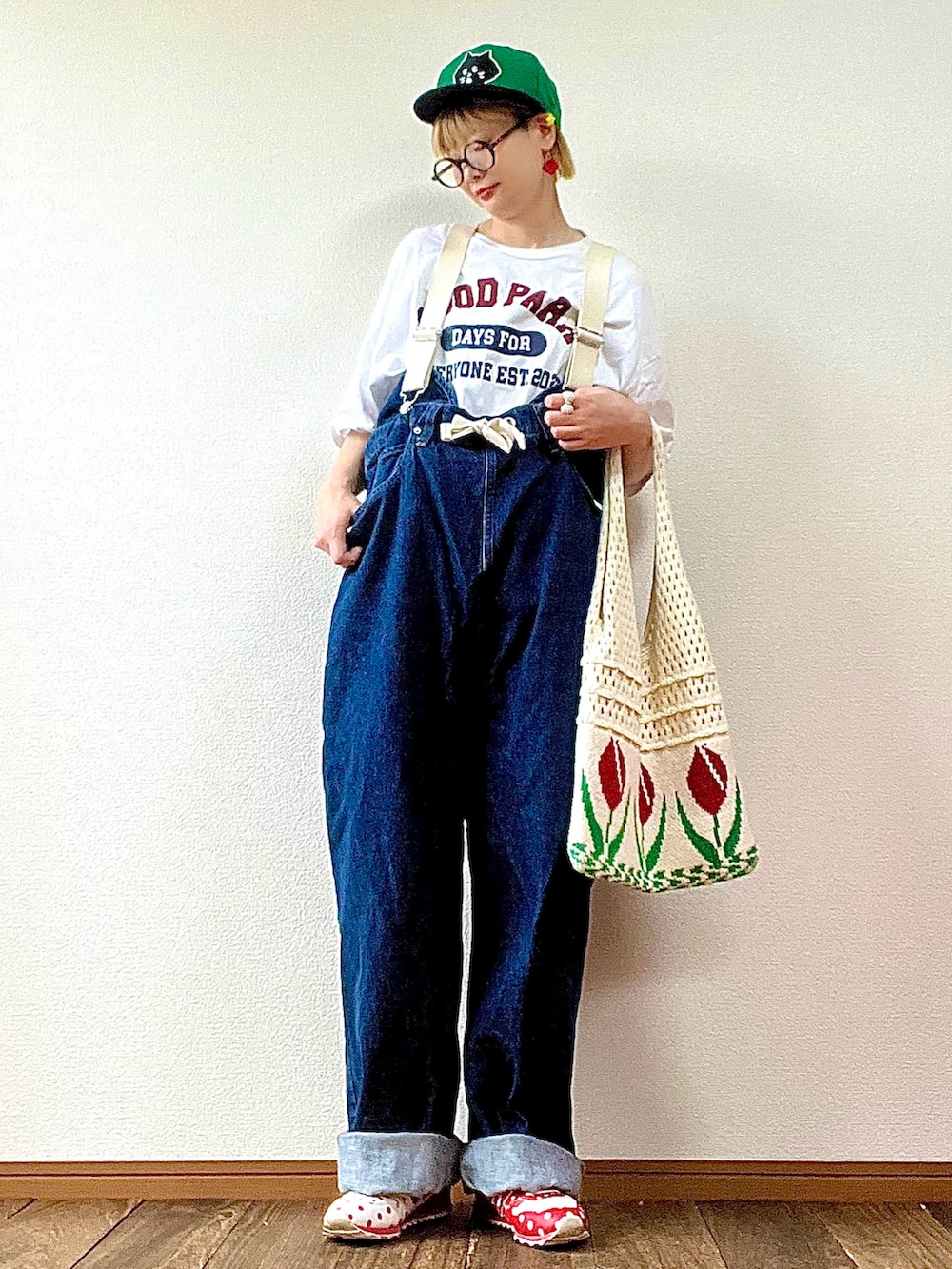 ホワイト系のTシャツ/カットソー、ブルー系のシャツ/ブラウス、ブルー系のサロペット/オーバーオールを着用したレディースの夏コーディネートの3枚目の写真