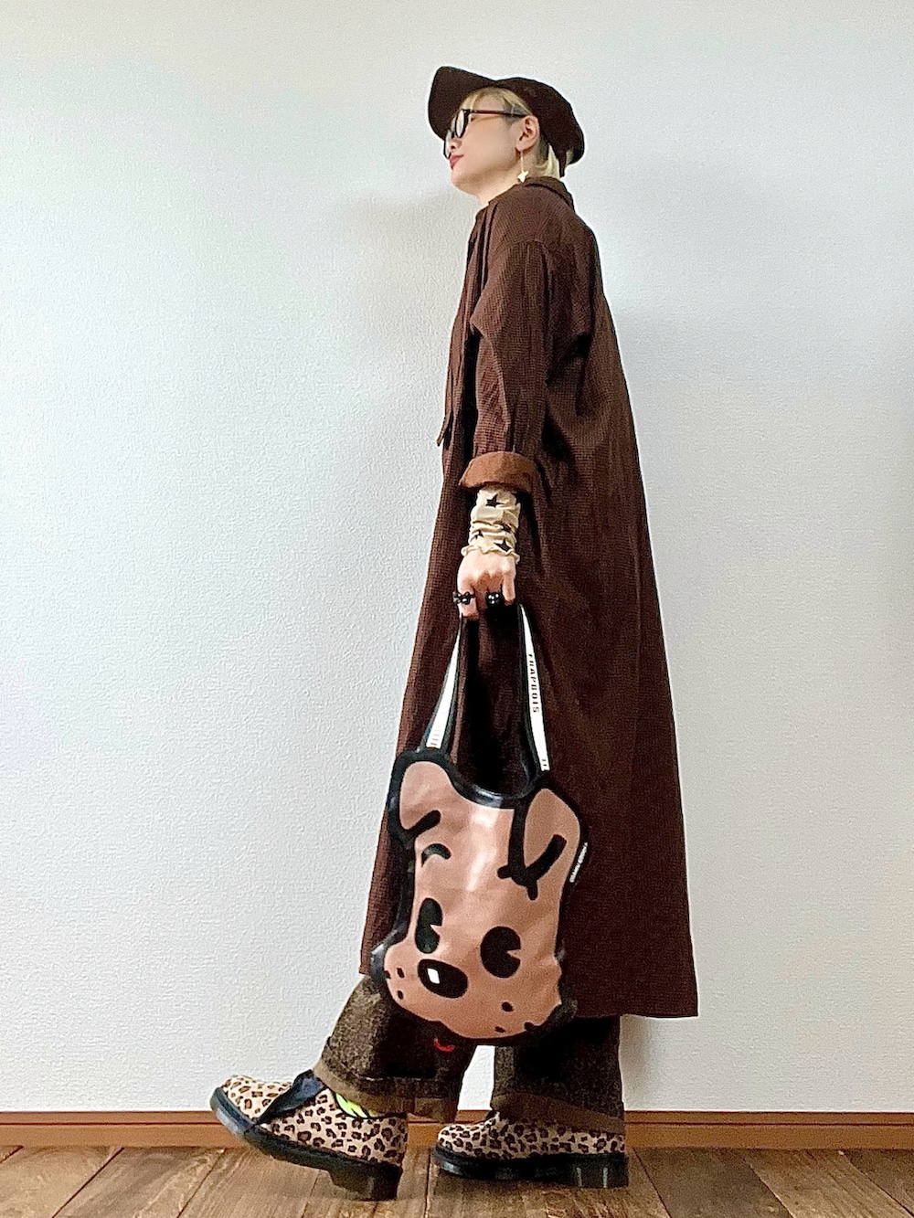 ブラウン系のサロペット/オーバーオール、ベージュ系のTシャツ/カットソー、ブラウン系のワンピースを着用したレディースの秋コーディネートの2枚目の写真