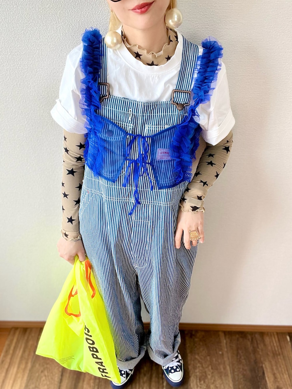 ブルー系のベスト、ホワイト系のTシャツ/カットソー、ベージュ系のTシャツ/カットソーを着用したレディースの春コーディネートの3枚目の写真