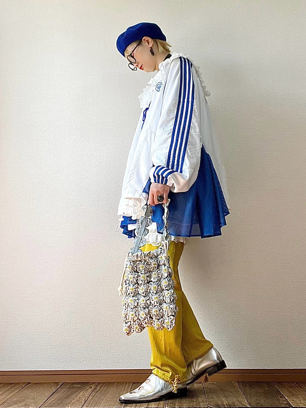 ホワイト系のシャツ/ブラウス、ブルー系のベスト、ホワイト系のブルゾンを着用したレディースの春コーディネートの2枚目の写真