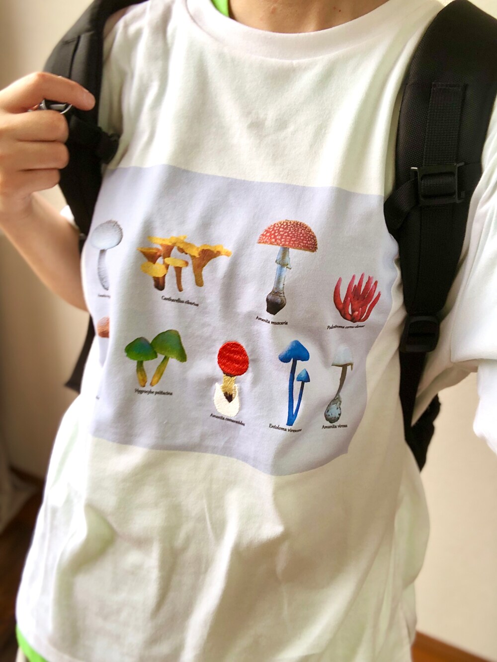 グリーン系のTシャツ/カットソー、ホワイト系のTシャツ/カットソー、シルバー系のその他パンツを着用したレディースの夏コーディネートの4枚目の写真