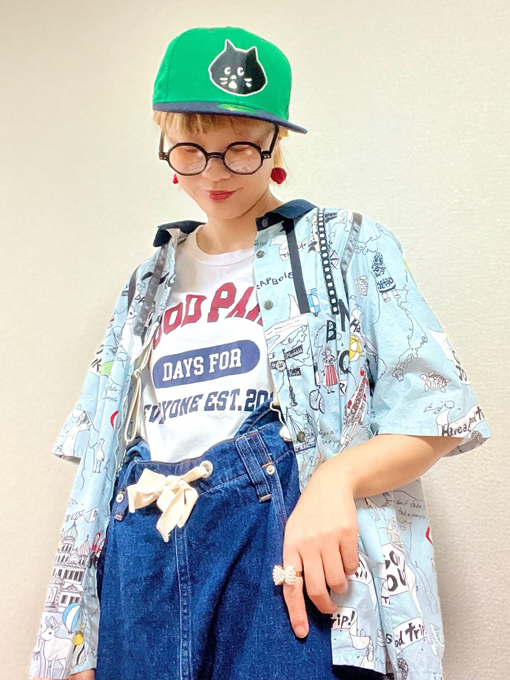 ホワイト系のTシャツ/カットソー、ブルー系のシャツ/ブラウス、ブルー系のサロペット/オーバーオールを着用したレディースの夏コーディネートの4枚目の写真