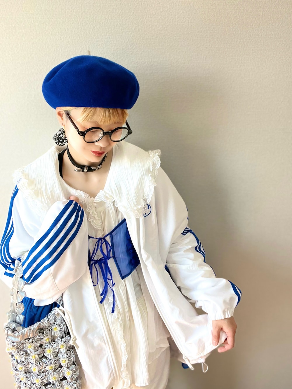 ホワイト系のシャツ/ブラウス、ブルー系のベスト、ホワイト系のブルゾンを着用したレディースの春コーディネートの3枚目の写真