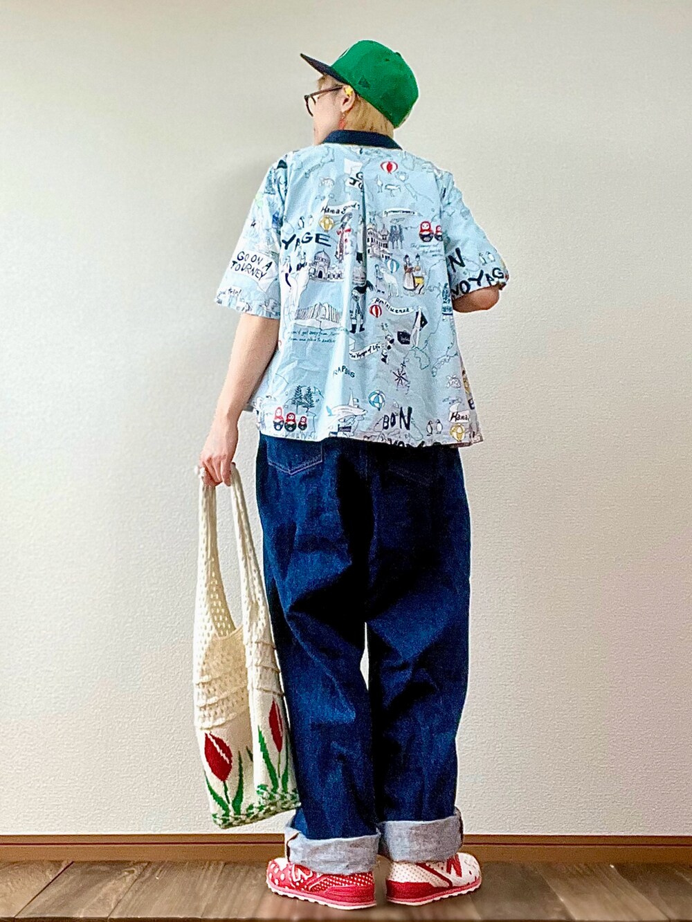 ホワイト系のTシャツ/カットソー、ブルー系のシャツ/ブラウス、ブルー系のサロペット/オーバーオールを着用したレディースの夏コーディネートの2枚目の写真