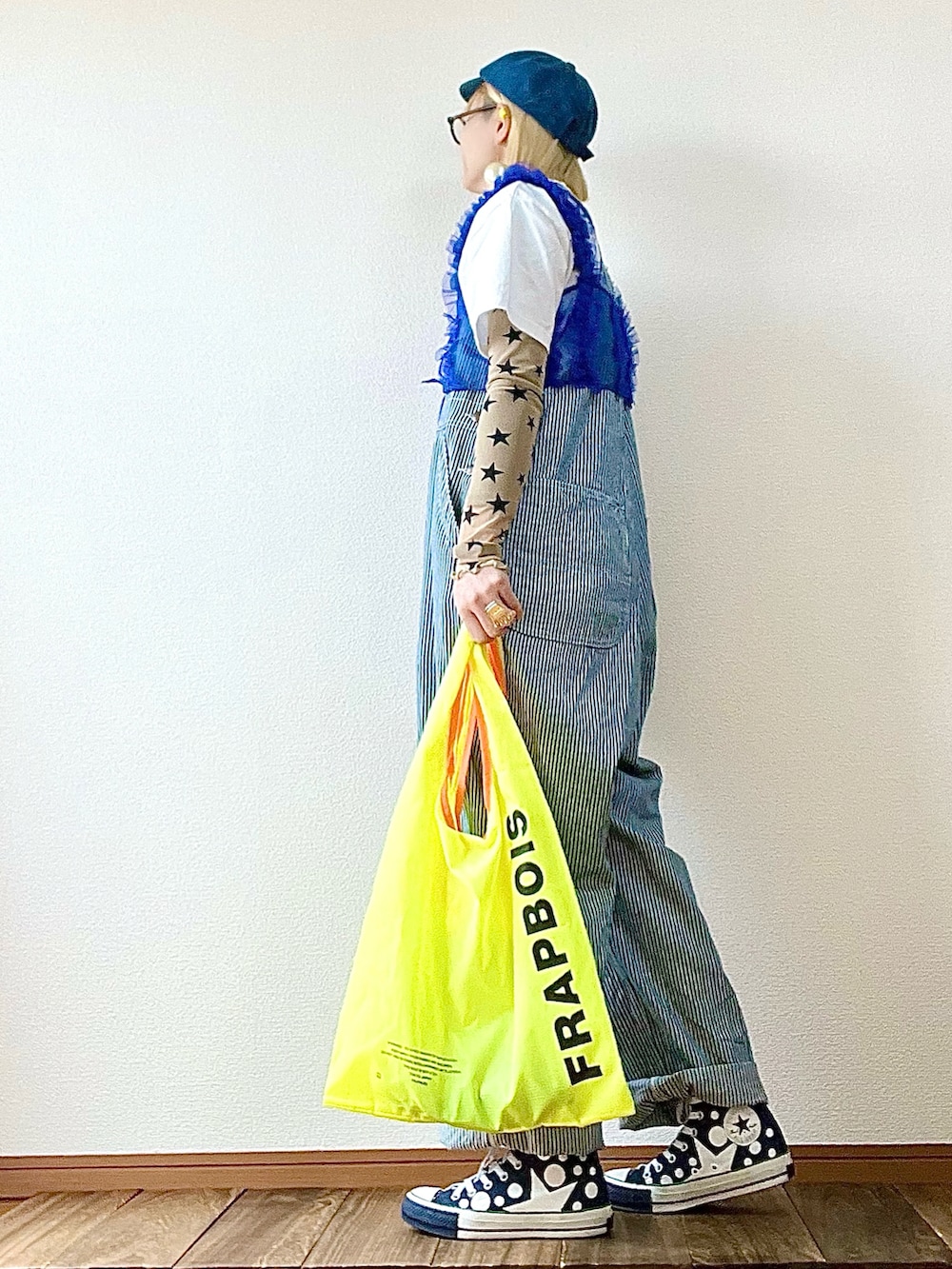 ブルー系のベスト、ホワイト系のTシャツ/カットソー、ベージュ系のTシャツ/カットソーを着用したレディースの春コーディネートの2枚目の写真