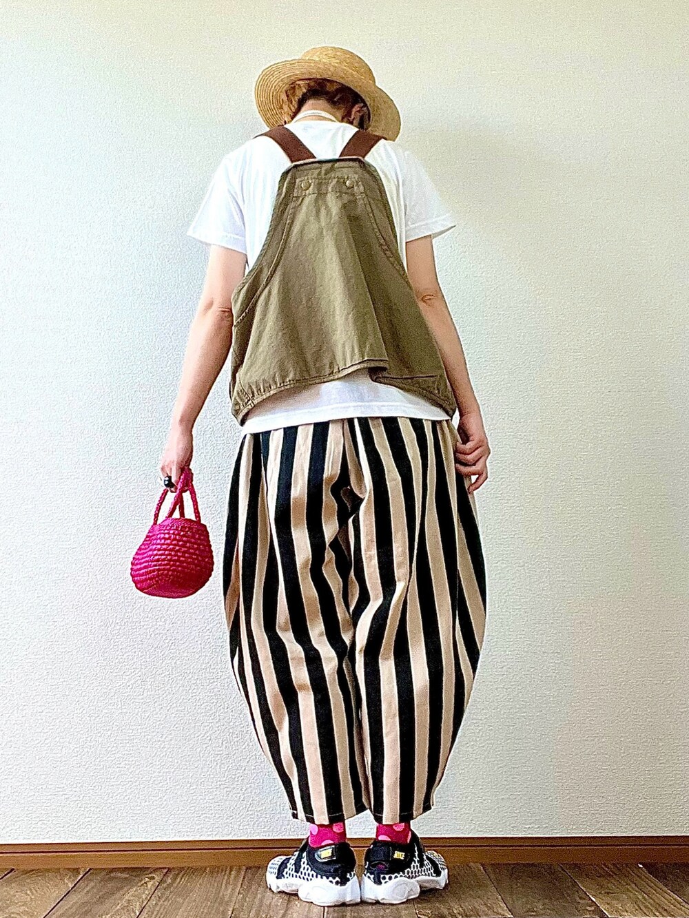 ホワイト系のTシャツ/カットソー、グリーン系のベスト、ブラック系のその他パンツを着用したレディースの春コーディネートの2枚目の写真