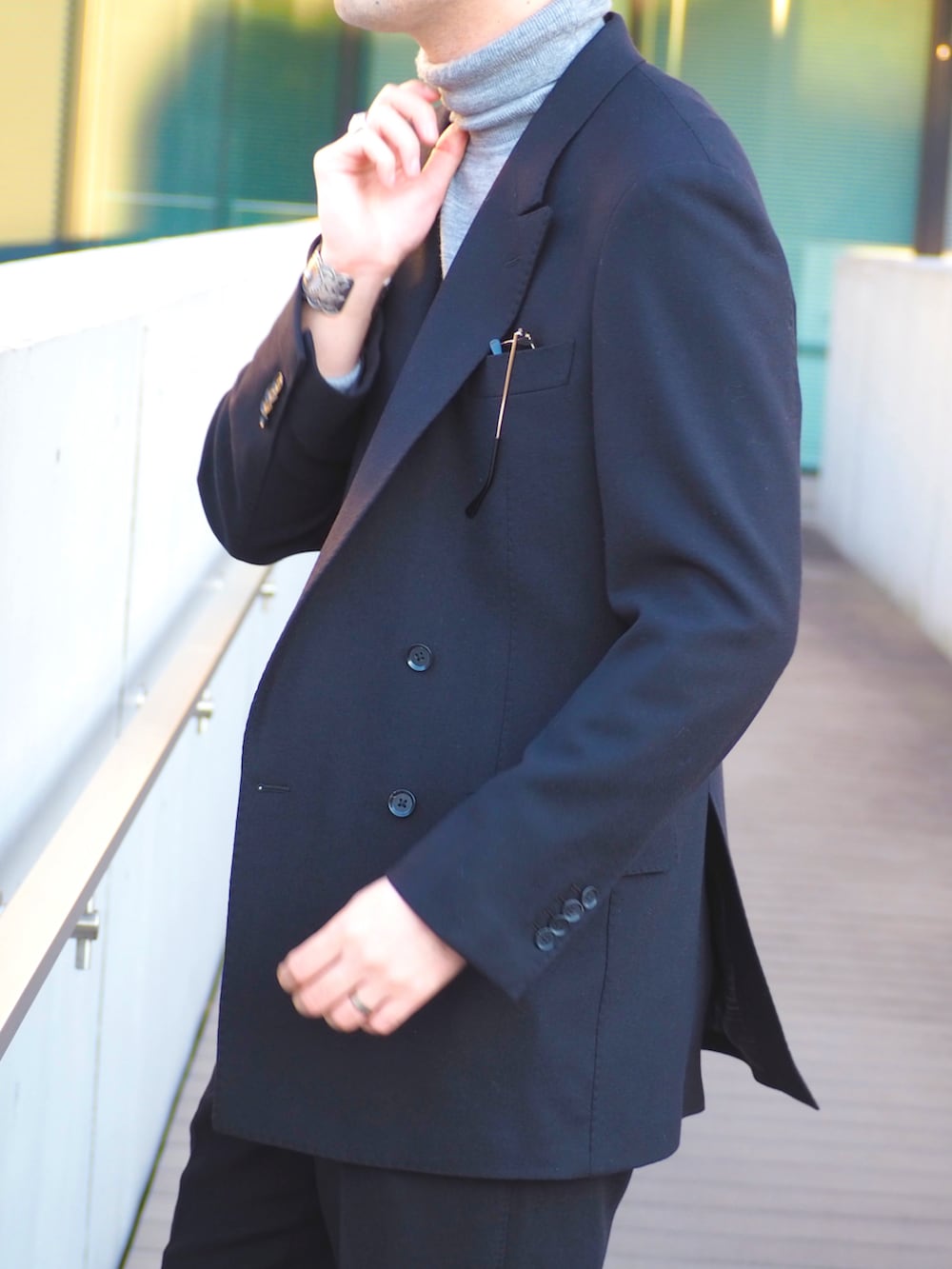 ブラック系のスーツジャケット、ブラック系のブーツを着用したメンズの冬コーディネートの2枚目の写真