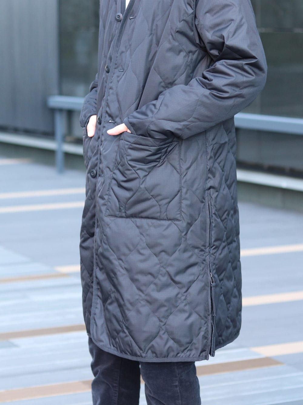 ブラック系のその他アウター、ブラック系のその他パンツを着用したメンズの秋コーディネートの3枚目の写真