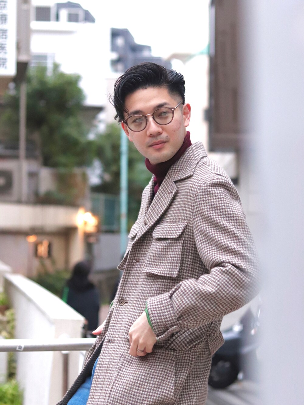ブラウン系のジャケット/アウターを着用したメンズの冬コーディネートの2枚目の写真