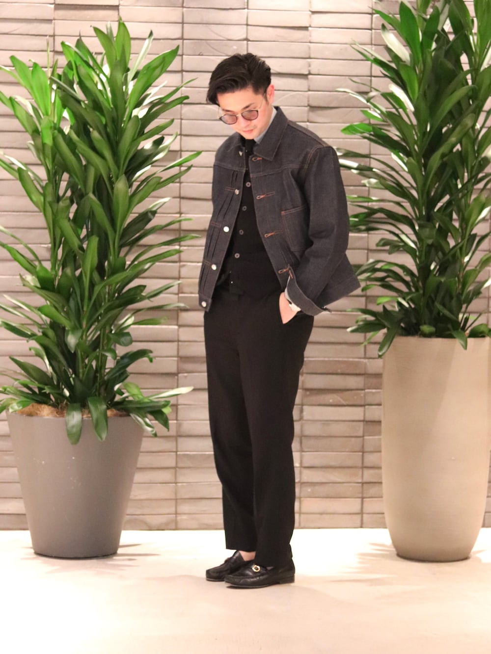 ブルー系のデニムジャケット、ブラック系のネクタイ、ブラック系のスーツジャケットを着用したメンズの冬コーディネートの2枚目の写真