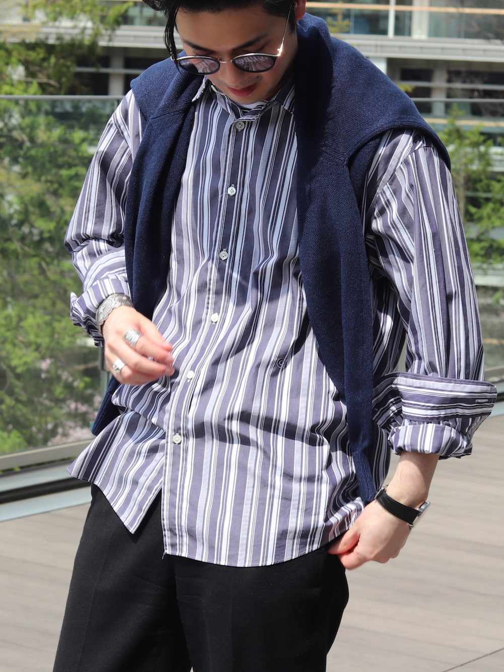 ブルー系のシャツ/ブラウス、ブラック系のスーツジャケット、ブルー系のカーディガン/ボレロを着用したメンズの春コーディネートの2枚目の写真