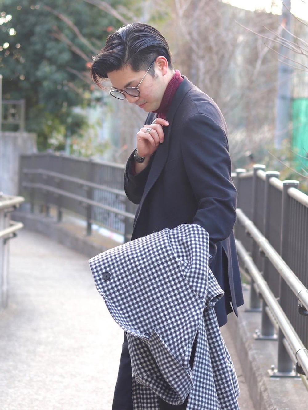 ブラック系のスーツジャケット、ブラック系のチェスターコートを着用したメンズの冬コーディネートの2枚目の写真