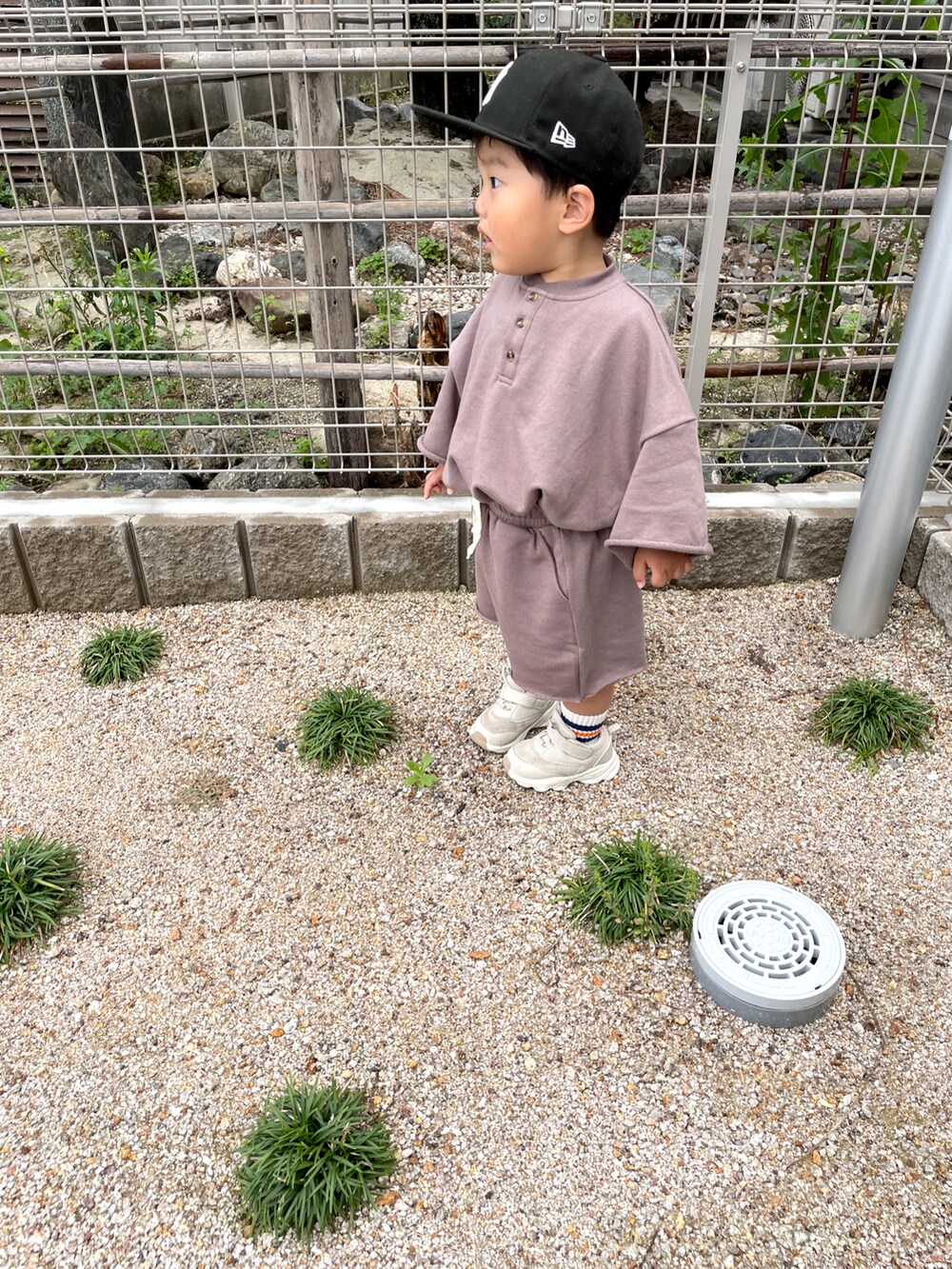 「休日コーデ、キッズファッション、ペアマノンストリート、おしゃれさんと繋がりたい、セットアップ、ハーフパンツ」｜「NEW ERAのアイテム（キャップ、ブラック系）」を使った、あやちょすさん（キッズ・90cm）の春コーディネートの3枚目の写真