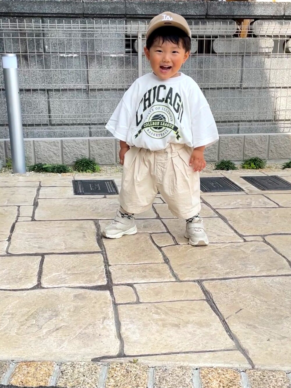 ホワイト系のTシャツ/カットソー、ベージュ系のその他パンツ、ベージュ系のスニーカーを着用したキッズの春コーディネートの2枚目の写真