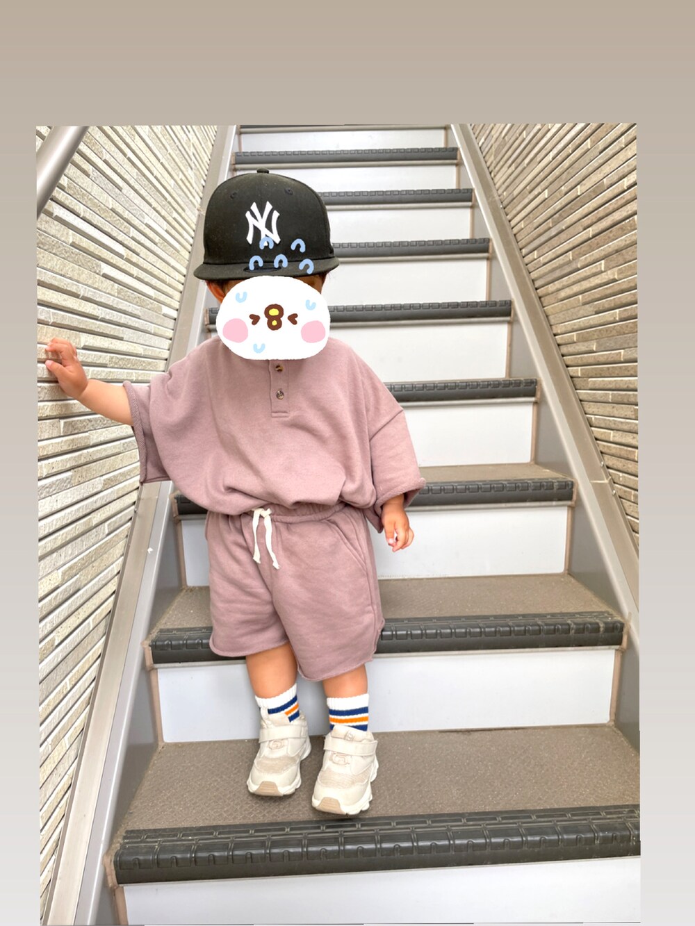 「休日コーデ、キッズファッション、ペアマノンストリート、おしゃれさんと繋がりたい、セットアップ、ハーフパンツ」｜「NEW ERAのアイテム（キャップ、ブラック系）」を使った、あやちょすさん（キッズ・90cm）の春コーディネートの2枚目の写真