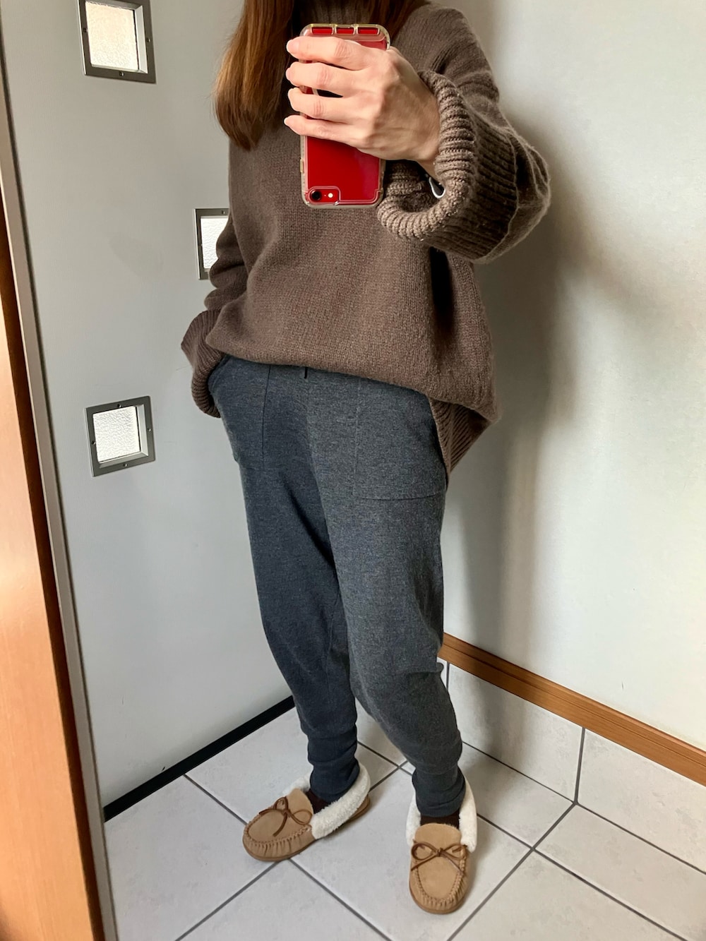 「タートルネック、タートルネックニット、ニットパンツ、ニットオンニット、ムートン、楽チンコーデ、シンプルコーデ、カジュアルコーデ、オトナカジュアル、真冬のあったかスタイル」｜「GALERIE VIEの【一部予約】ファインウール ハイネックプルオーバー（ニット/セーター、ブラウン系）」を使った、sato*さん（レディース・155cm）の冬コーディネートの2枚目の写真