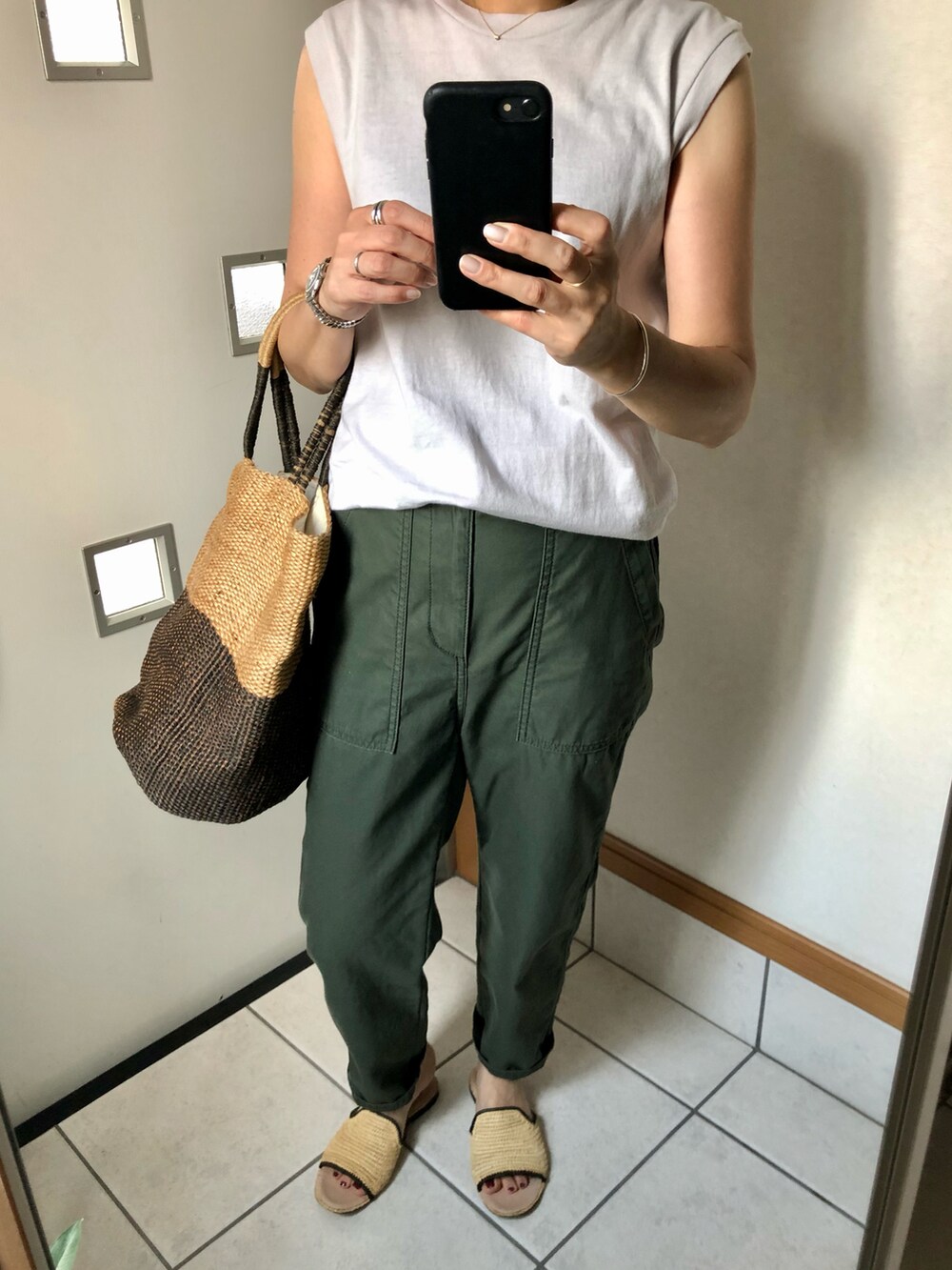 イエロー系のTシャツ/カットソー、グリーン系のその他パンツ、ブラック系のかごバッグを着用したレディースの夏コーディネートの2枚目の写真