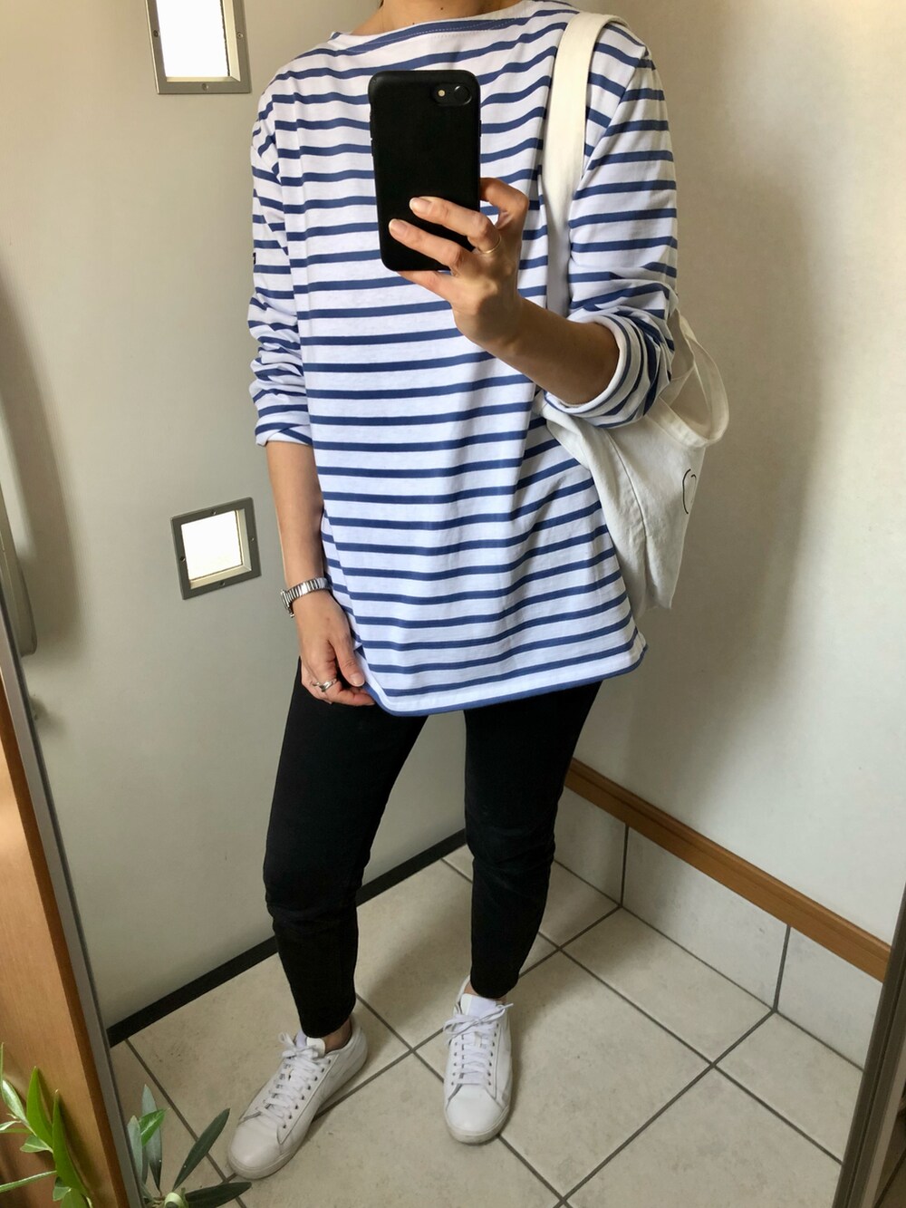 ブルー系のTシャツ/カットソー、ブラック系のデニムパンツを着用したレディースの春コーディネートの2枚目の写真