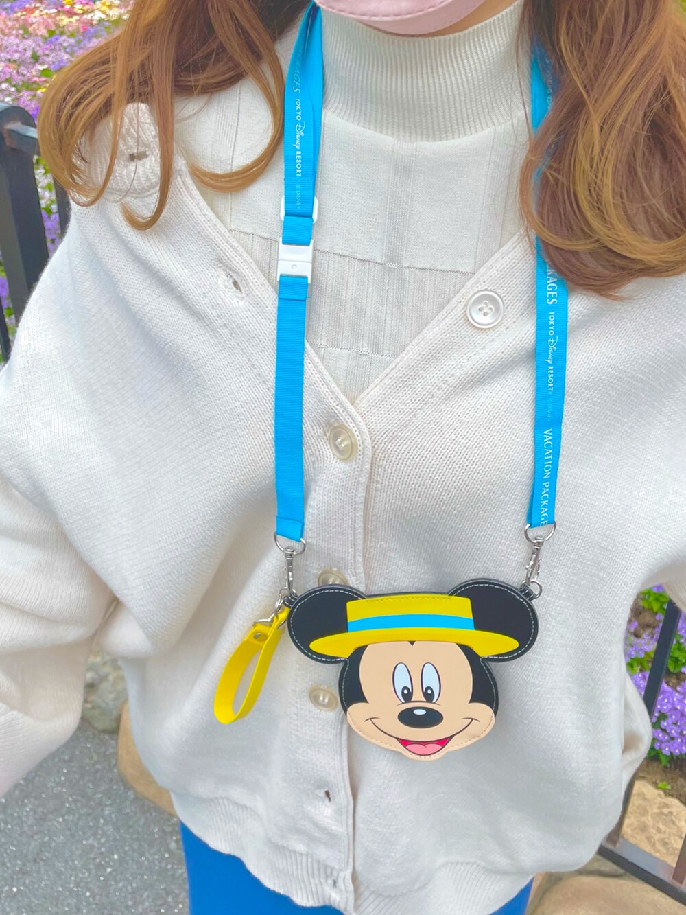 ベージュ系のショルダーバッグ、ホワイト系のカーディガン/ボレロ、ホワイト系のTシャツ/カットソーを着用したレディースの春コーディネートの2枚目の写真