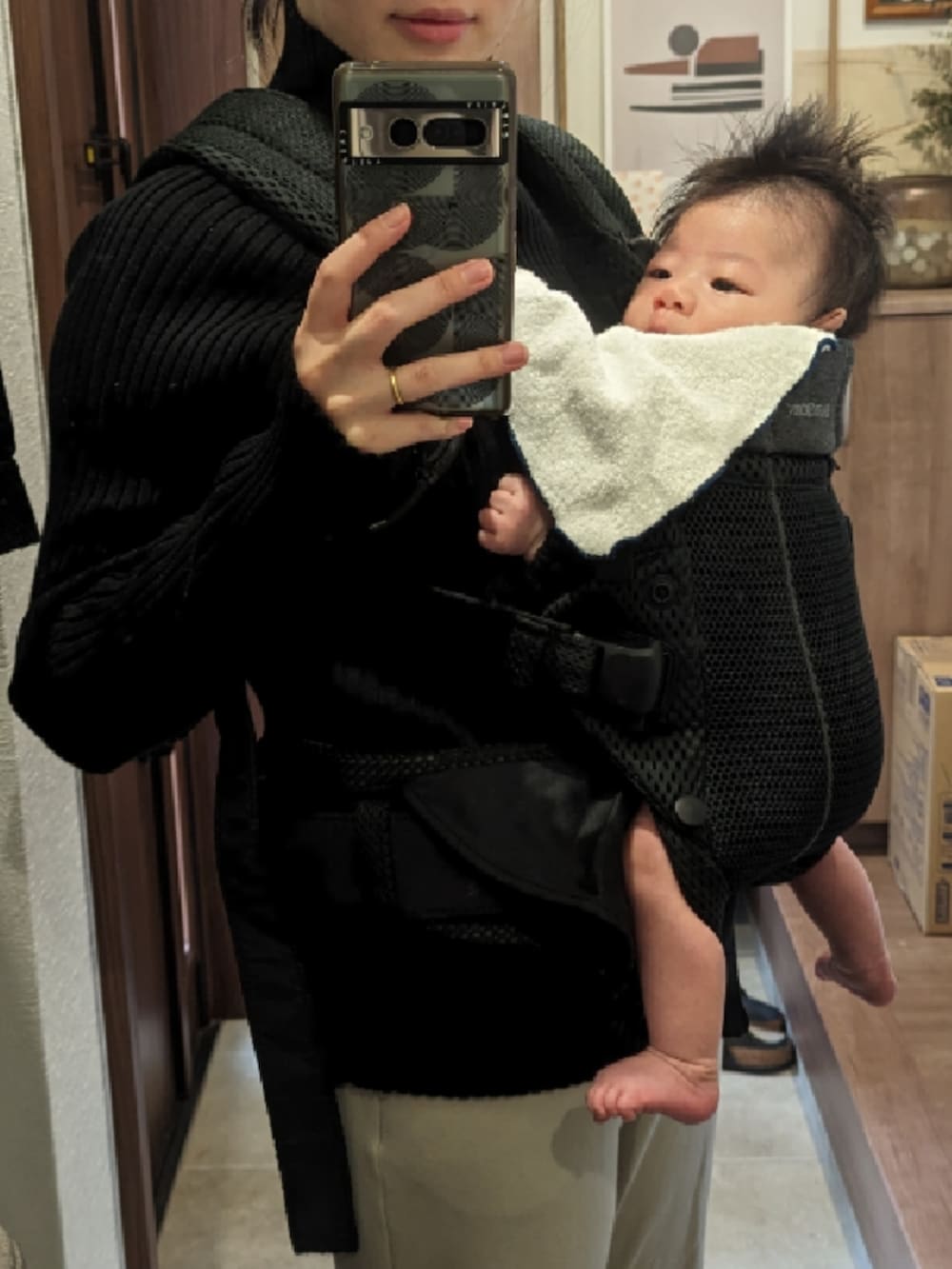 ベージュ系のスウェットパンツ、ブラック系のニット/セーター、ブラック系のサンダルを着用したレディースの冬コーディネートの2枚目の写真