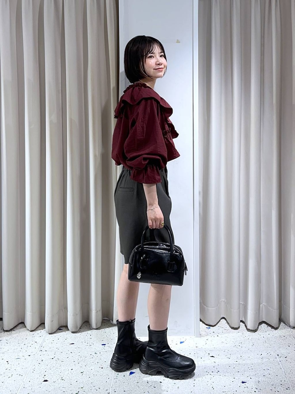 「差し色コーデ、低身長、カジュアル、ローリーズスタイル_LOWRYS FARM、公認インフルエンサー_LOWRYS FARM、大人女子カジュアル_LOWRYS FARM、LOWRYS FARM、ブラウス、ショートパンツ」｜「LOWRYS FARMのフリルクロスギャザーブラウスＬＳ 116620（シャツ/ブラウス、レッド系）」を使った、ヤスダ ナナセさん（レディース・154cm）の秋コーディネートの2枚目の写真