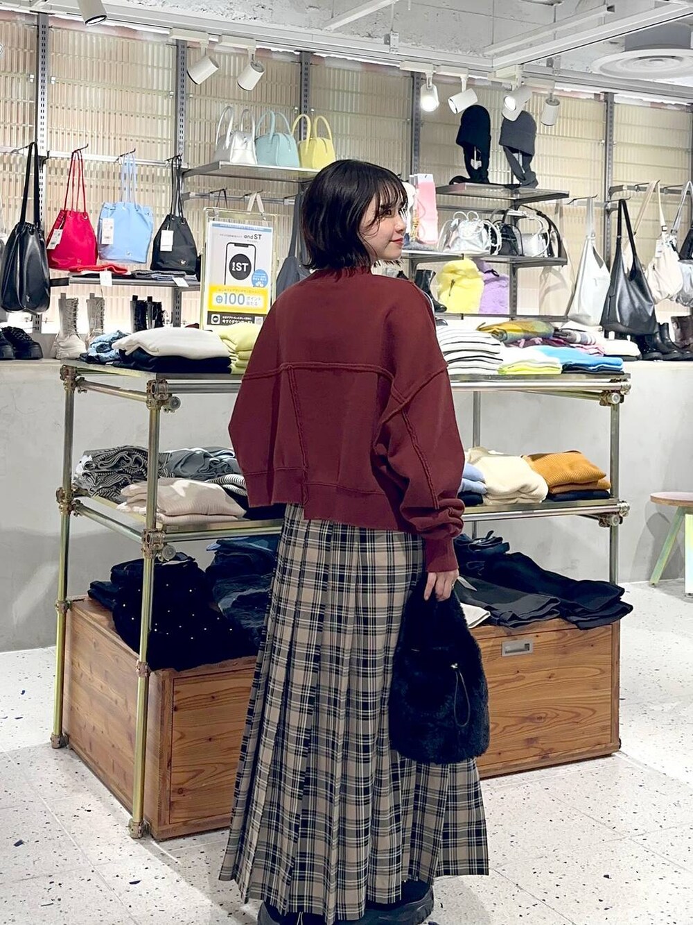 「差し色コーデ、低身長、カジュアル、ローリーズスタイル_LOWRYS FARM、公認インフルエンサー_LOWRYS FARM、大人女子カジュアル_LOWRYS FARM、LOWRYS FARM、スウェット、秋コーデ、冬コーデ、ロングスカート」｜「LOWRYS FARMのトレッキングシューズ 212059（モカシン/デッキシューズ、ブラック系）」を使った、ヤスダ ナナセさん（レディース・154cm）の秋コーディネートの3枚目の写真