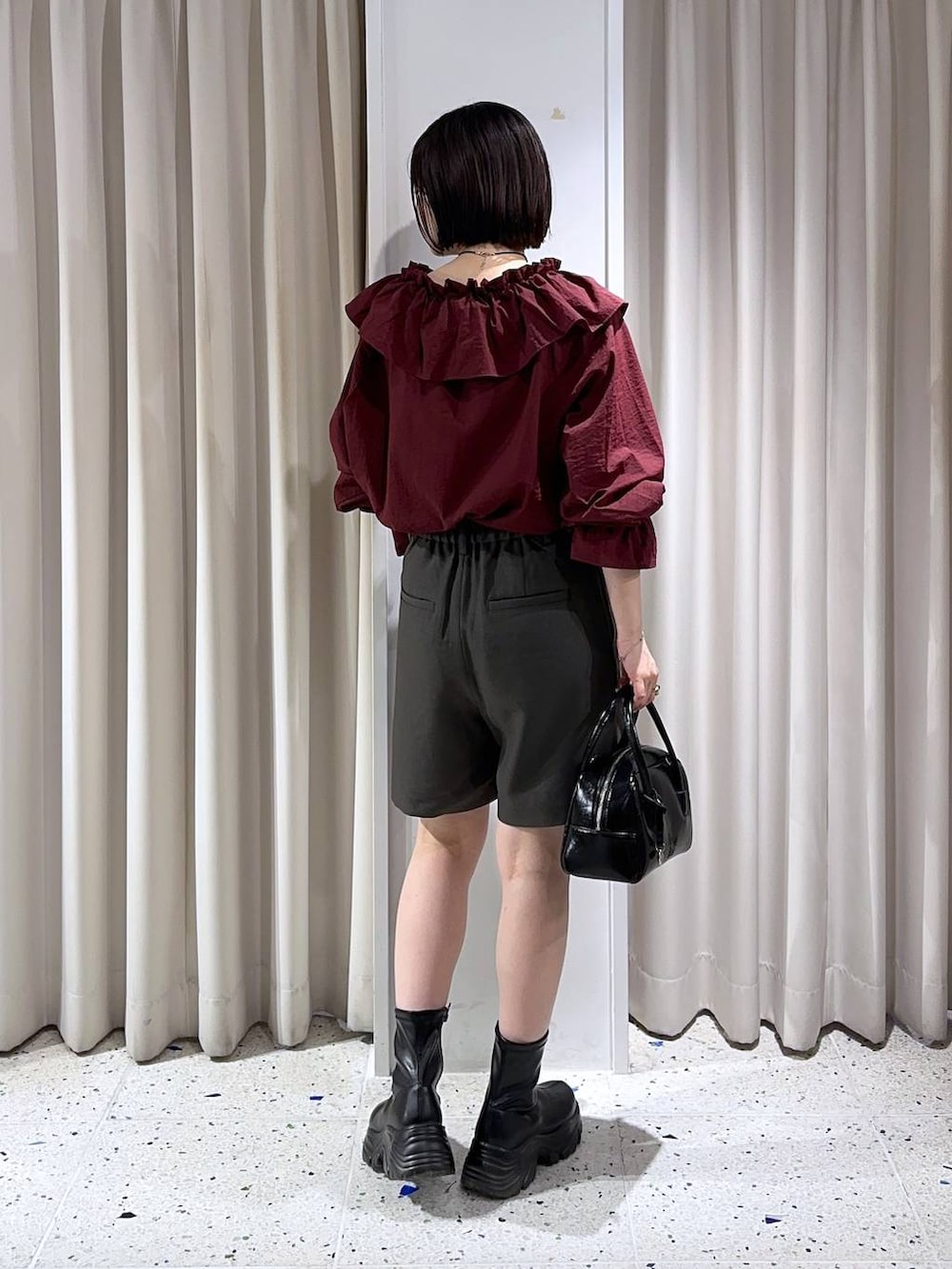 「差し色コーデ、低身長、カジュアル、ローリーズスタイル_LOWRYS FARM、公認インフルエンサー_LOWRYS FARM、大人女子カジュアル_LOWRYS FARM、LOWRYS FARM、ブラウス、ショートパンツ」｜「LOWRYS FARMのフリルクロスギャザーブラウスＬＳ 116620（シャツ/ブラウス、レッド系）」を使った、ヤスダ ナナセさん（レディース・154cm）の秋コーディネートの3枚目の写真