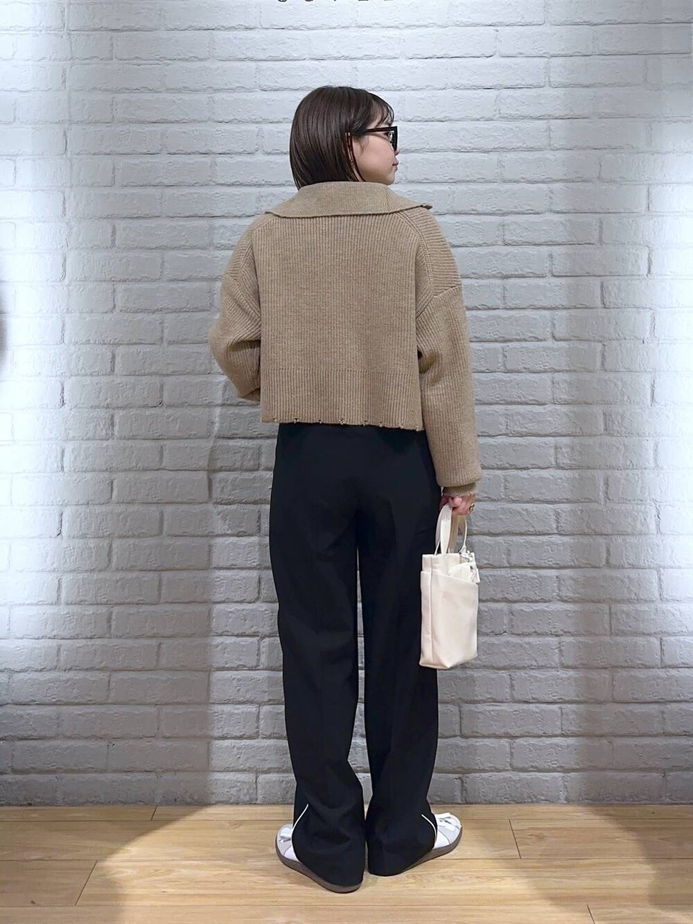 「差し色コーデ、低身長、カジュアル、ローリーズスタイル_LOWRYS FARM、公認インフルエンサー_LOWRYS FARM、大人女子カジュアル_LOWRYS FARM、LOWRYS FARM、カーディガン、スラックス」｜「LOWRYS FARMのサイフＳＥＴショルダーＢＡＧ 970207（ショルダーバッグ、ホワイト系）」を使った、ヤスダ ナナセさん（レディース・154cm）の冬コーディネートの3枚目の写真