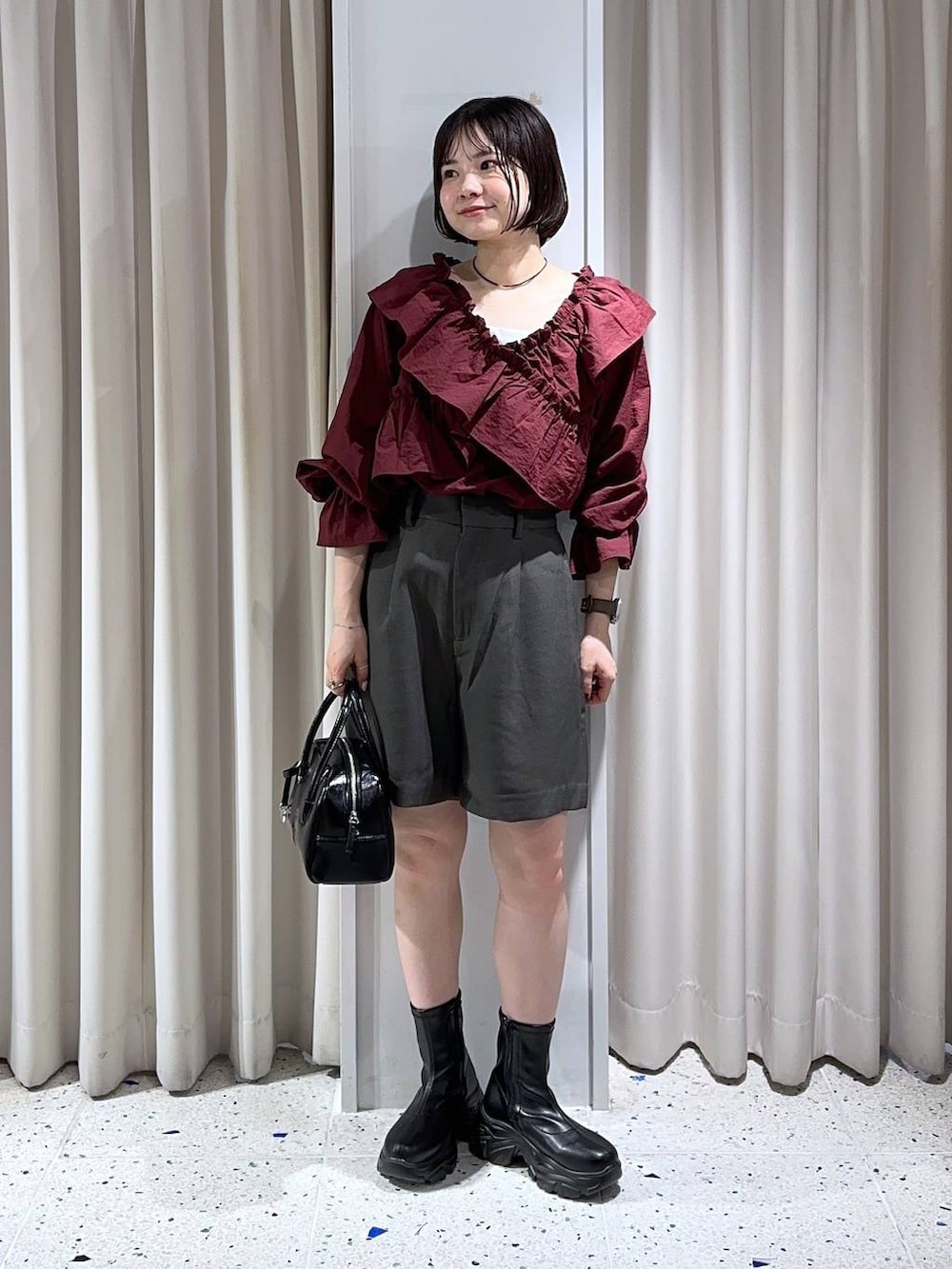「差し色コーデ、低身長、カジュアル、ローリーズスタイル_LOWRYS FARM、公認インフルエンサー_LOWRYS FARM、大人女子カジュアル_LOWRYS FARM、LOWRYS FARM、ブラウス、ショートパンツ」｜「LOWRYS FARMのフリルクロスギャザーブラウスＬＳ 116620（シャツ/ブラウス、レッド系）」を使った、ヤスダ ナナセさん（レディース・154cm）の秋コーディネートの4枚目の写真