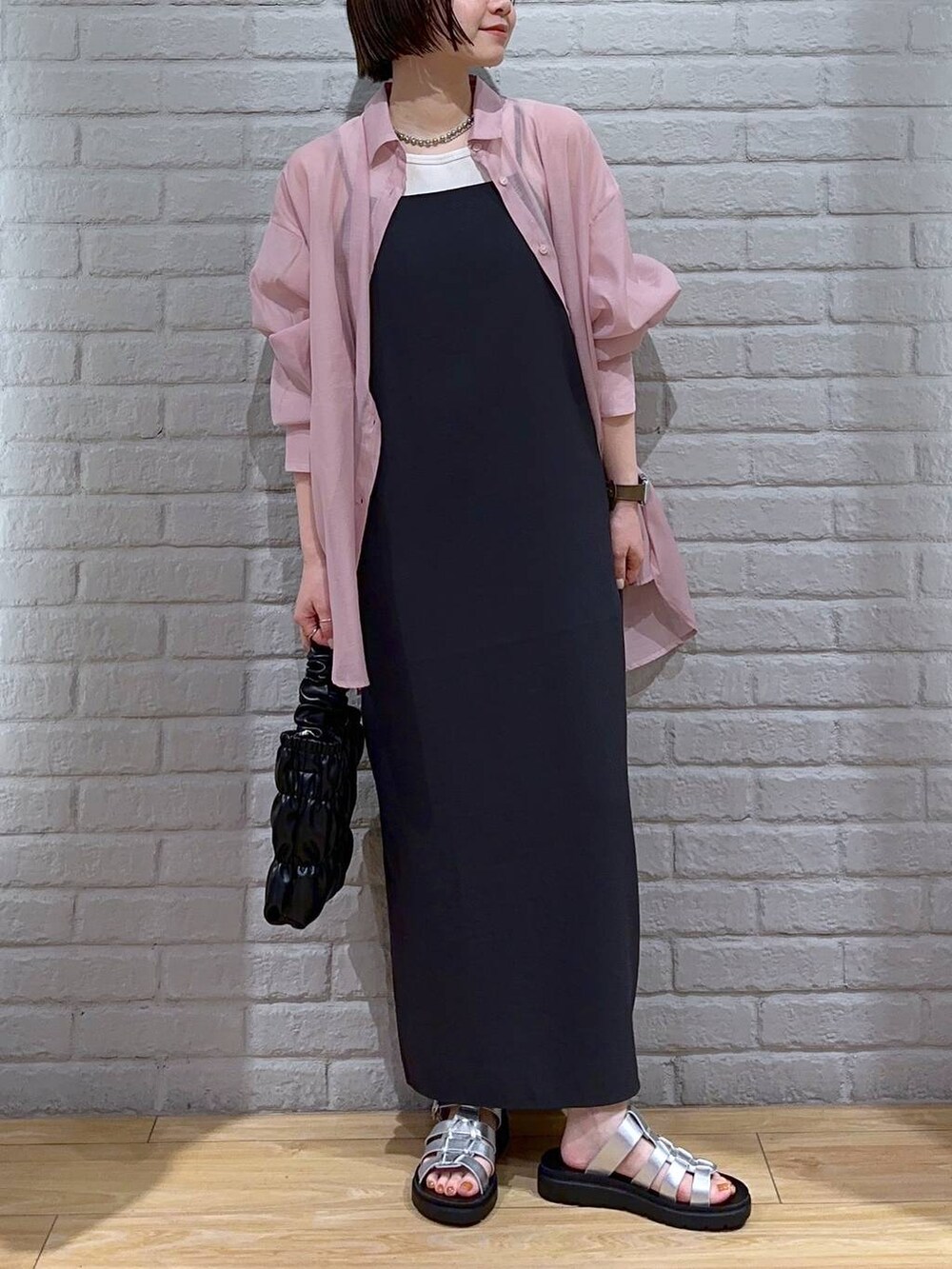 シルバー系のスニーカー、ホワイト系のタンクトップ、ピンク系のシャツ/ブラウスを着用したレディースの春コーディネートの2枚目の写真