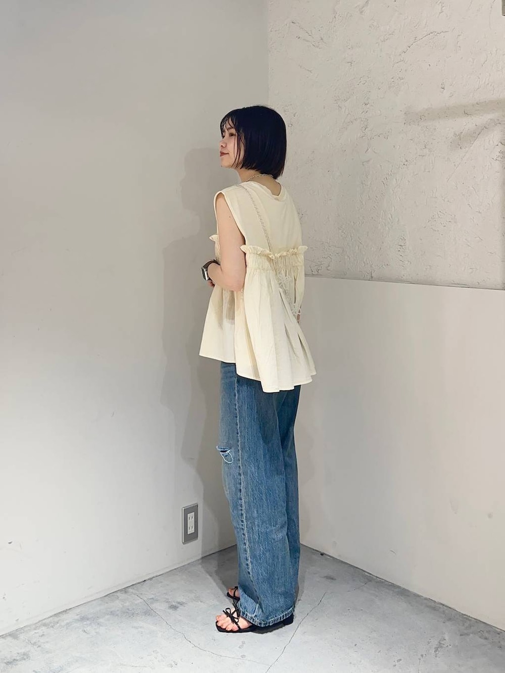 「差し色コーデ、低身長、カジュアル、ローリーズスタイル_LOWRYS FARM、公認インフルエンサー_LOWRYS FARM、大人女子カジュアル_LOWRYS FARM、LOWRYS FARM」｜「Me%のオハナビーズモバイルショルダーストラップ 109516（スマホグッズ、その他）」を使った、ヤスダ ナナセさん（レディース・154cm）の夏コーディネートの4枚目の写真