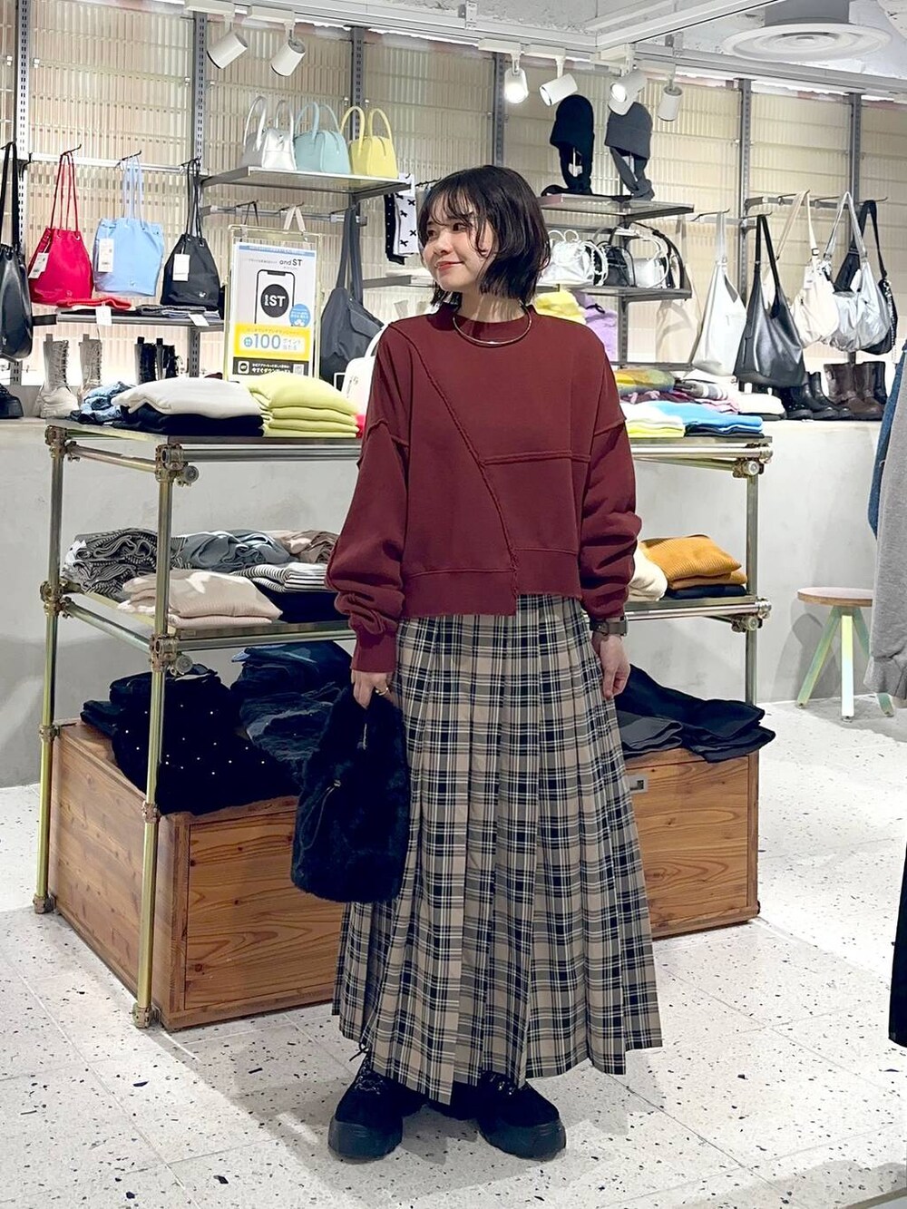 「差し色コーデ、低身長、カジュアル、ローリーズスタイル_LOWRYS FARM、公認インフルエンサー_LOWRYS FARM、大人女子カジュアル_LOWRYS FARM、LOWRYS FARM、スウェット、秋コーデ、冬コーデ、ロングスカート」｜「LOWRYS FARMのトレッキングシューズ 212059（モカシン/デッキシューズ、ブラック系）」を使った、ヤスダ ナナセさん（レディース・154cm）の秋コーディネートの4枚目の写真