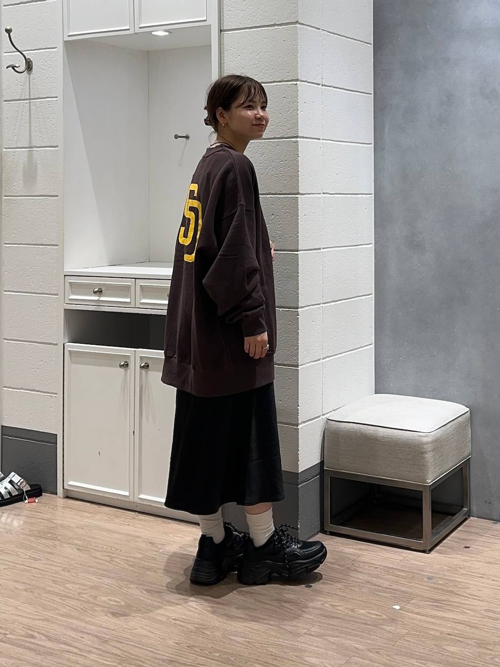 「差し色コーデ、低身長、カジュアル、ローリーズスタイル_LOWRYS FARM、公認インフルエンサー_LOWRYS FARM、大人女子カジュアル_LOWRYS FARM、LOWRYS FARM、スウェット」｜「LOWRYS FARMのＭＬＢＢＩＧスウェット　579072（スウェット、ブラウン系）」を使った、ヤスダ ナナセさん（レディース・154cm）の夏コーディネートの3枚目の写真