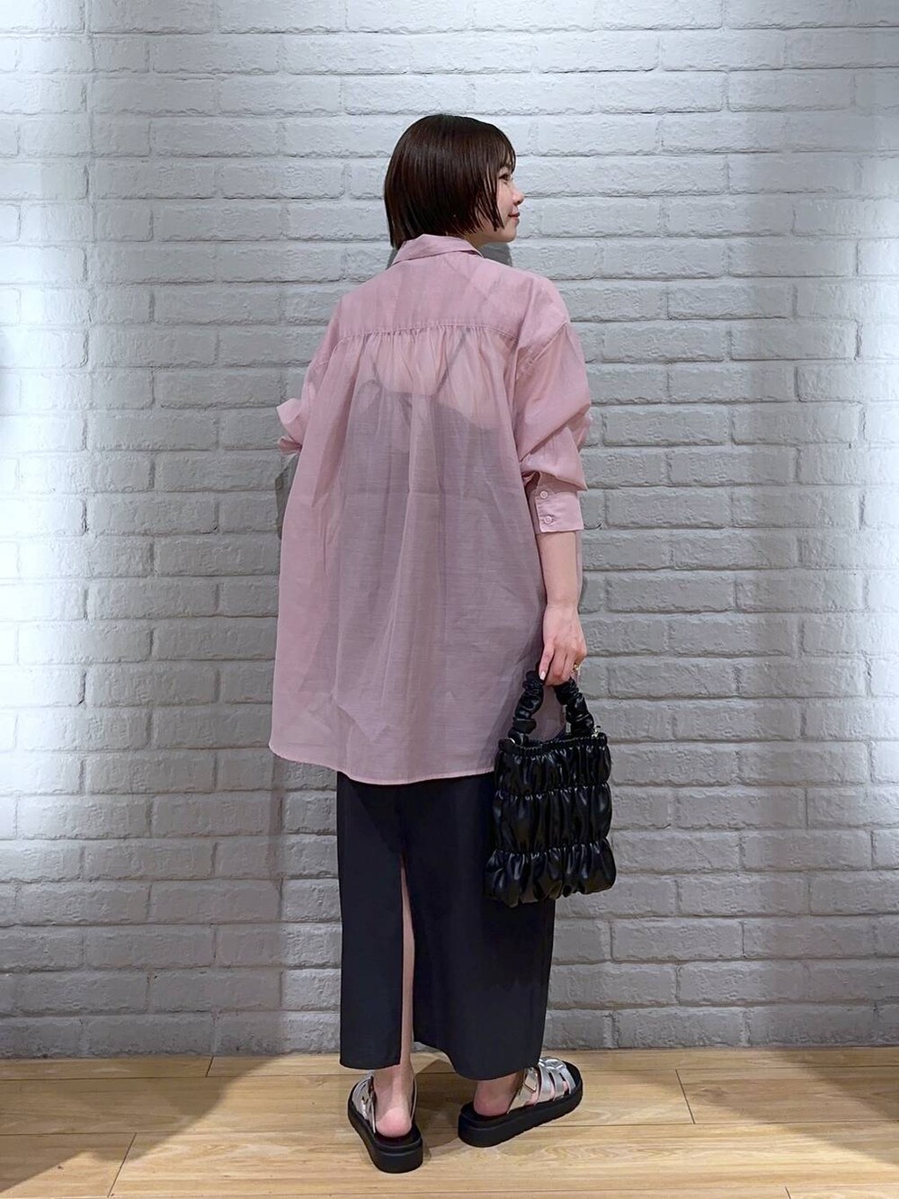 シルバー系のスニーカー、ホワイト系のタンクトップ、ピンク系のシャツ/ブラウスを着用したレディースの春コーディネートの4枚目の写真