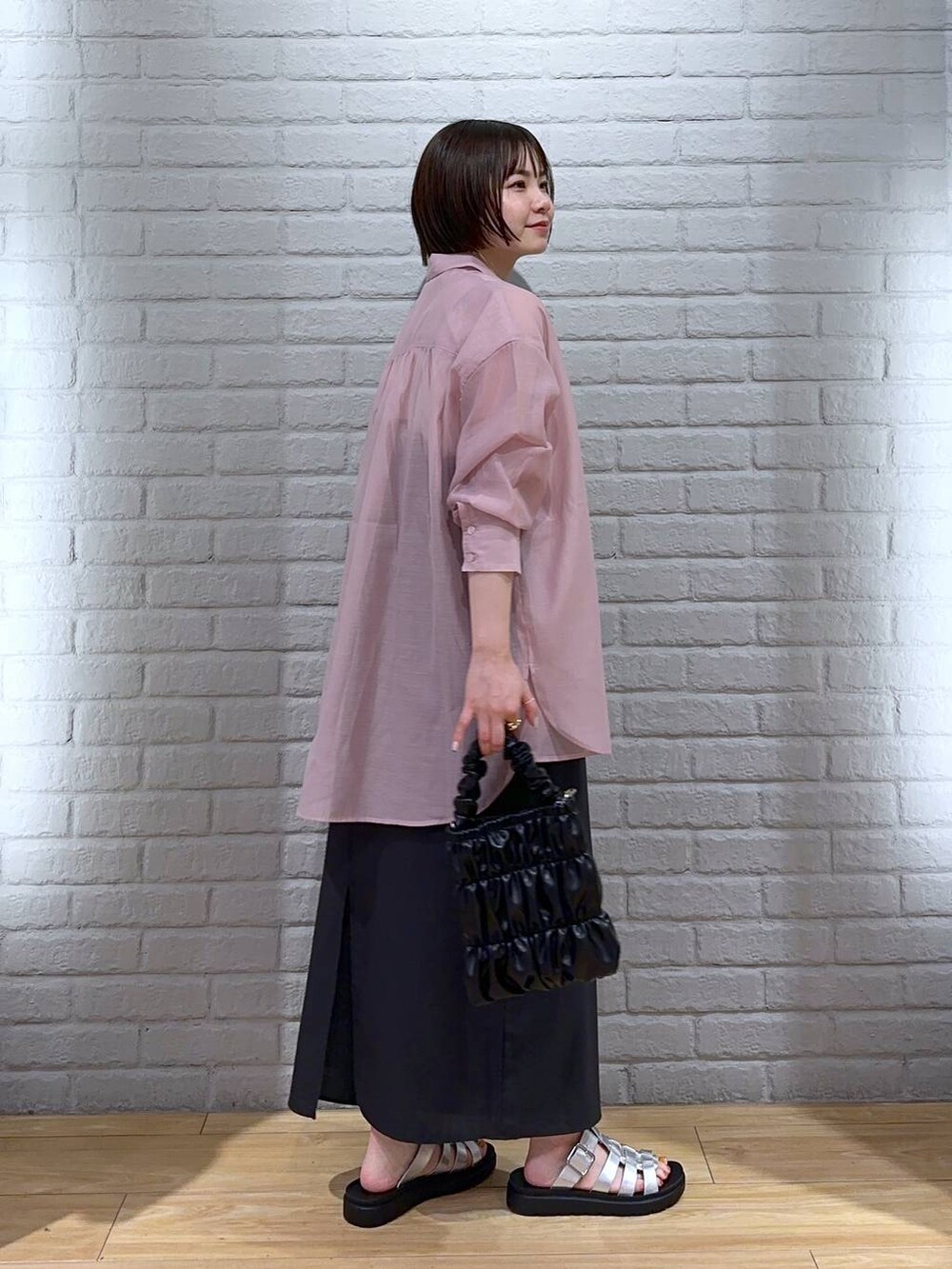 シルバー系のスニーカー、ホワイト系のタンクトップ、ピンク系のシャツ/ブラウスを着用したレディースの春コーディネートの3枚目の写真