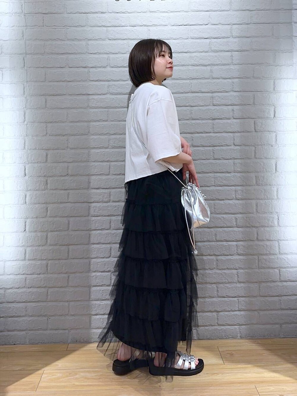 「差し色コーデ、低身長、カジュアル、ローリーズスタイル_LOWRYS FARM、公認インフルエンサー_LOWRYS FARM、大人女子カジュアル_LOWRYS FARM、LOWRYS FARM、Tシャツ、ロングスカート」｜「LOWRYS FARMのカンドウフィットグルカ　177268（スニーカー、シルバー系）」を使った、ヤスダ ナナセさん（レディース・154cm）の春コーディネートの3枚目の写真